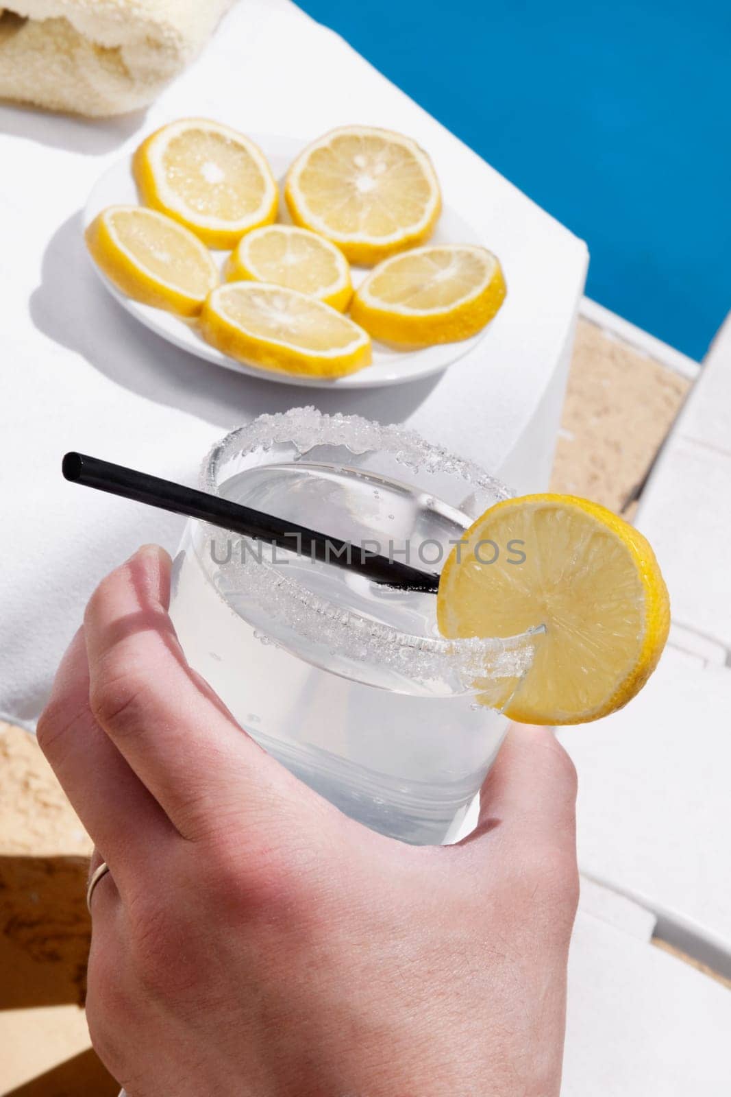 PersonŽs hand holding a glass of lemonade