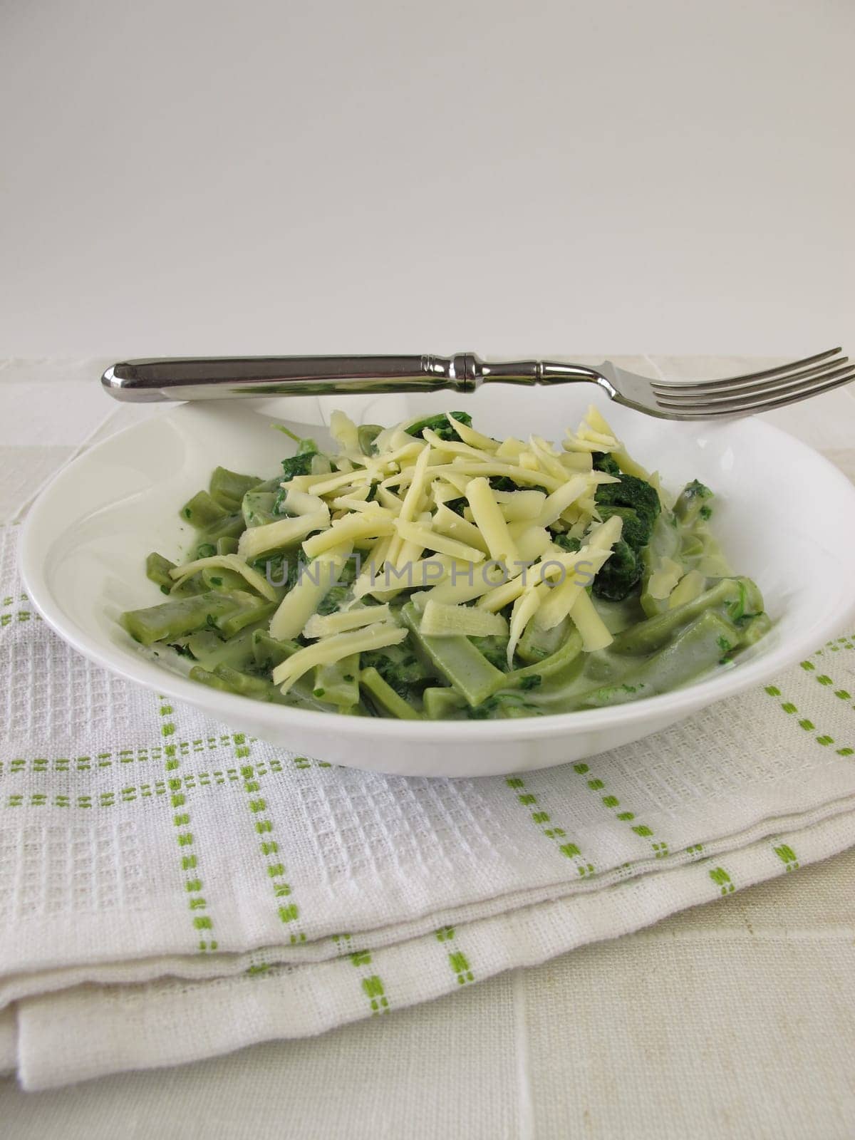 Spinach noodles with cheese