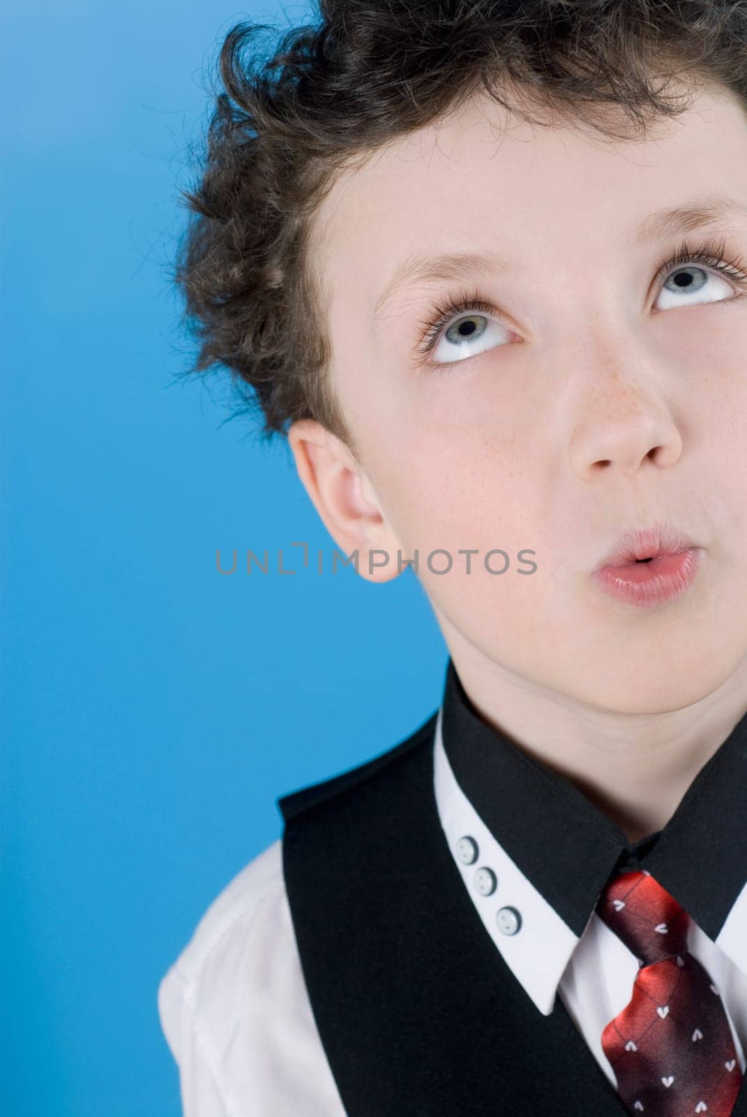 Close_up of a boy looking up