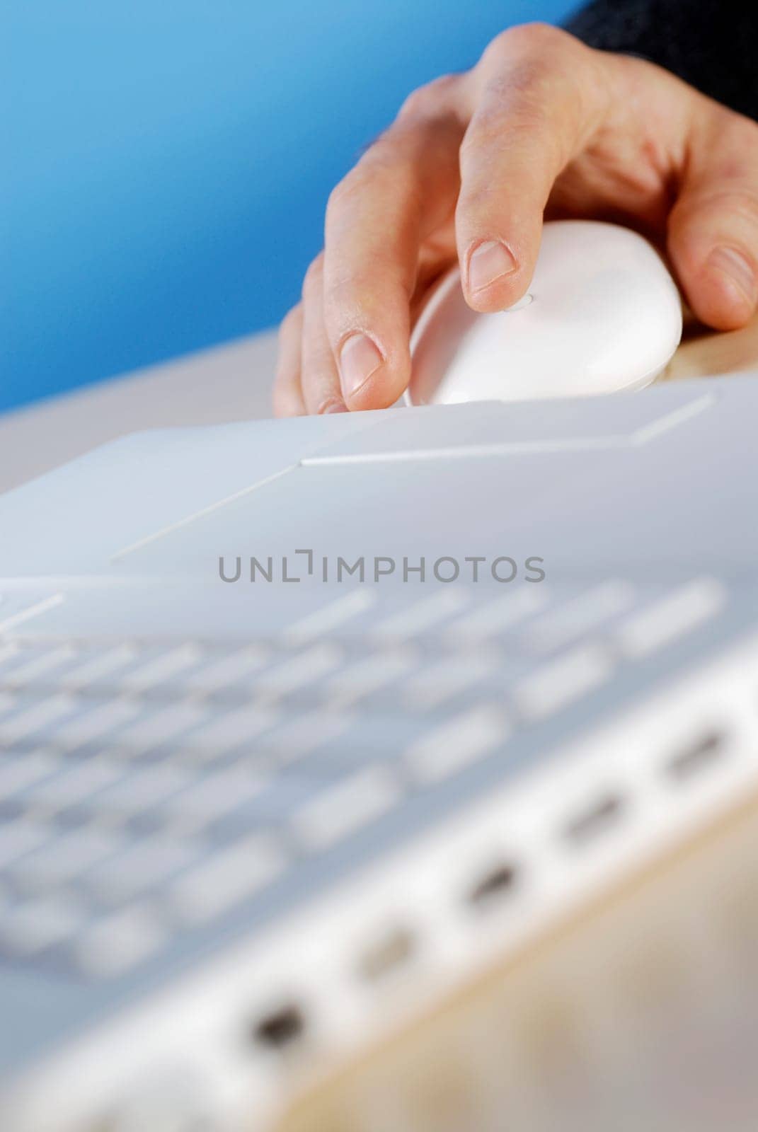 Close-up of a personŽs hand using a computer mouse