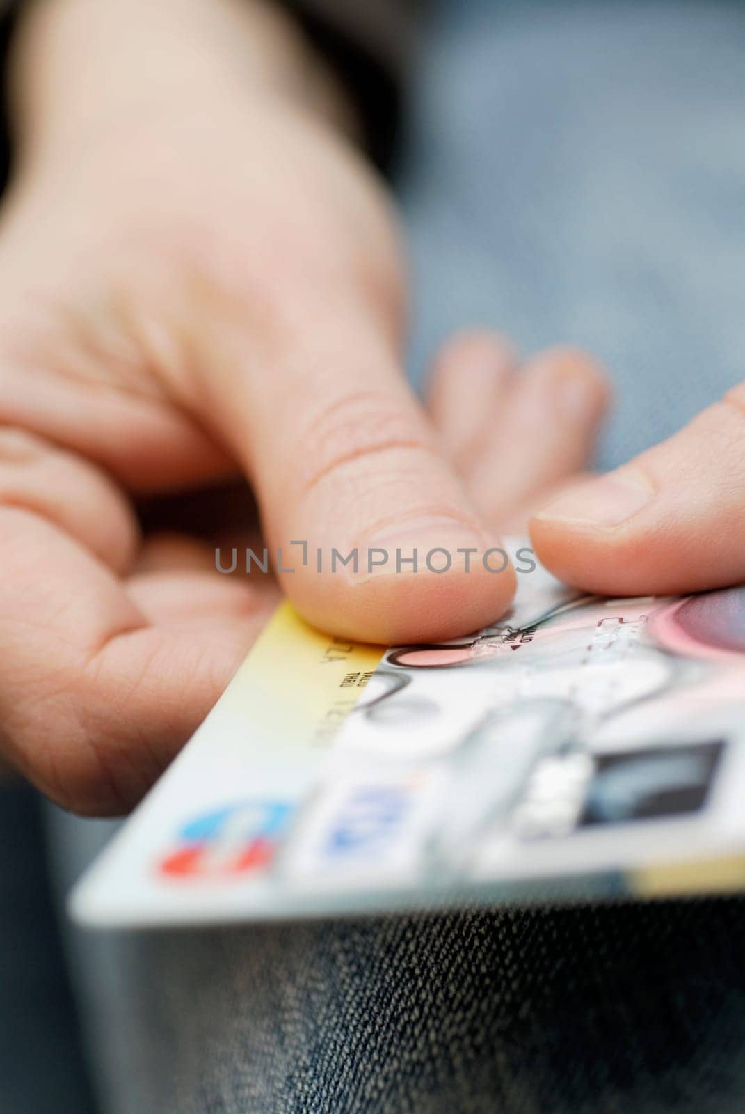 Close-up of a personŽs hand holding a credit card