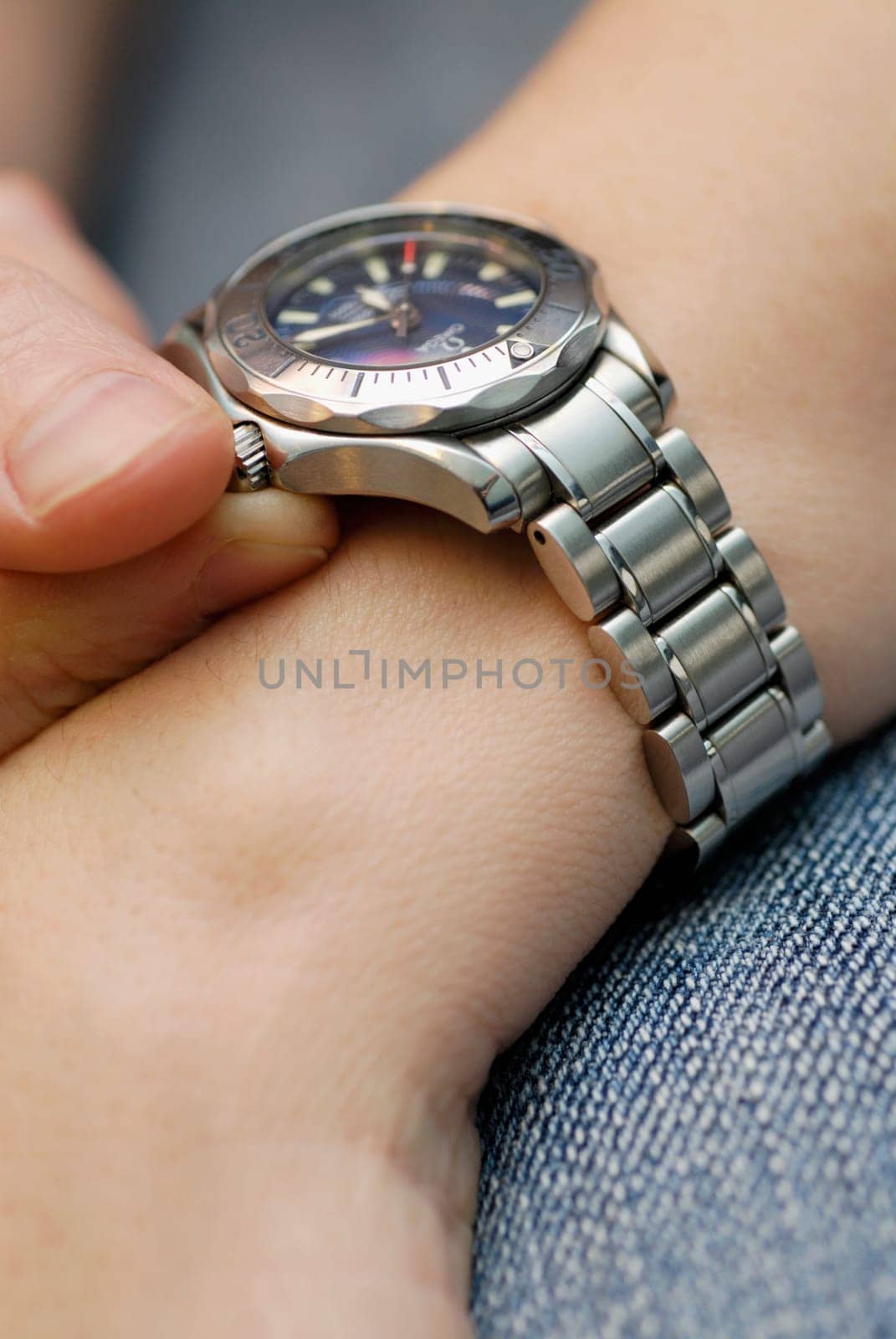 Close-up of a personŽs hand holding a wristwatch