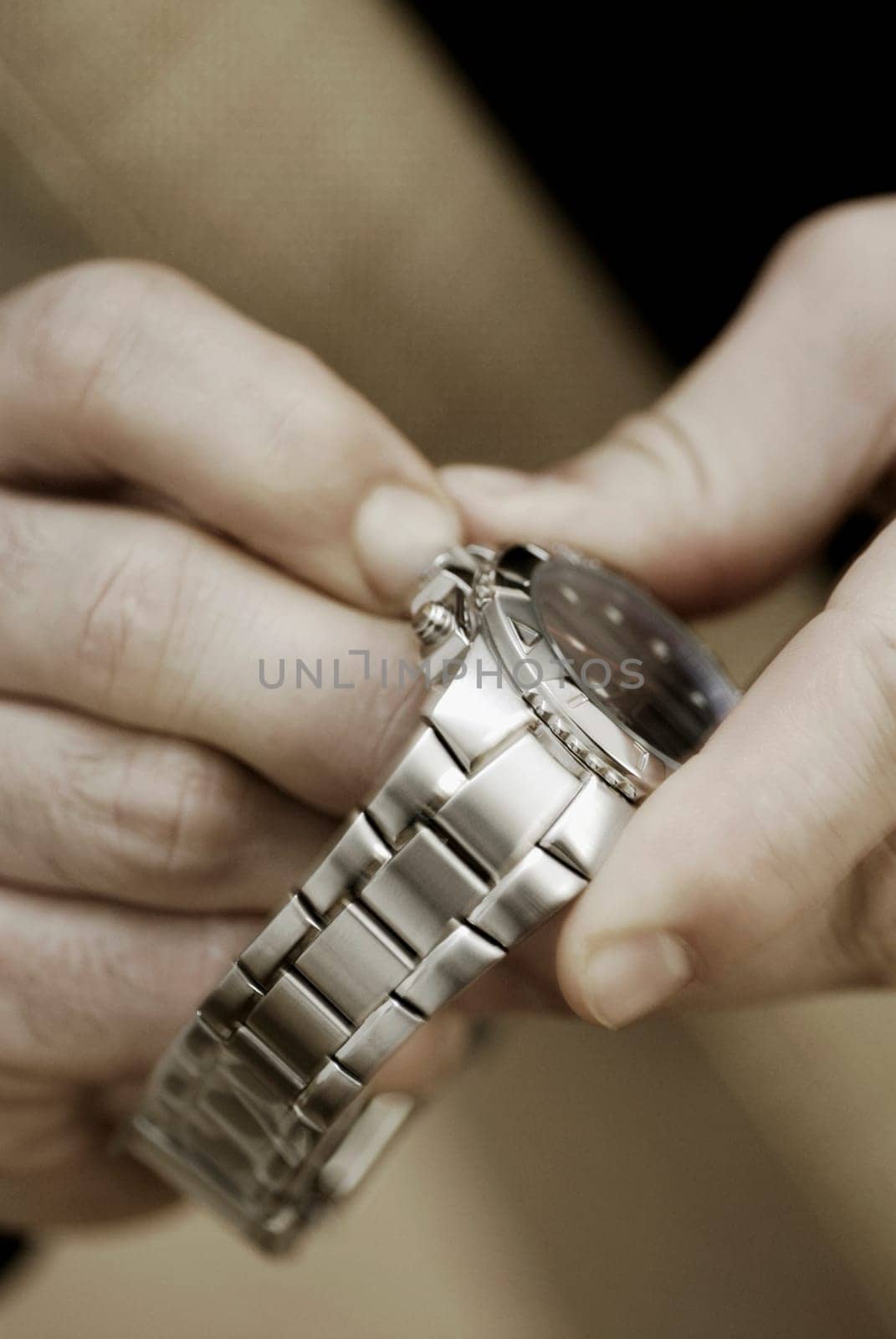 Close-up of a personŽs hand holding a wristwatch