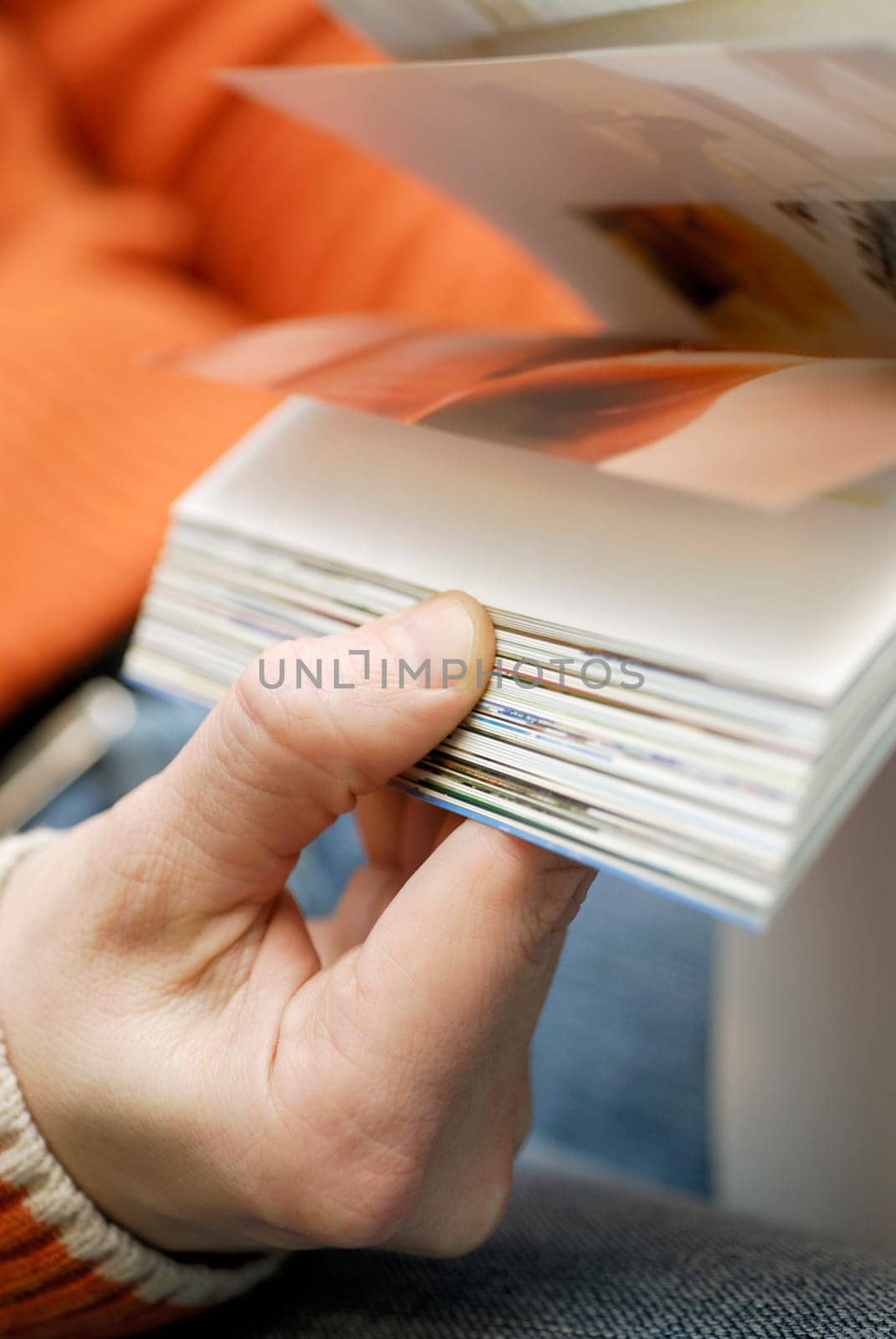 Close-up of a personŽs hand holding a book