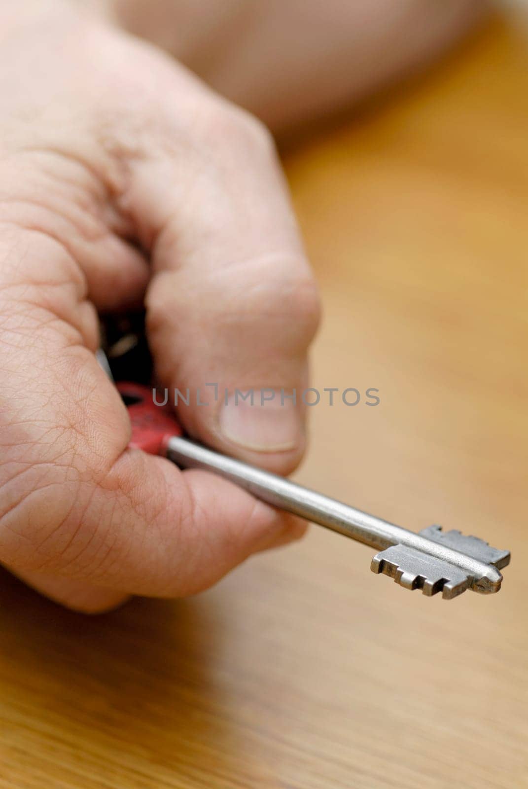 Close-up of a personŽs hand holding a key