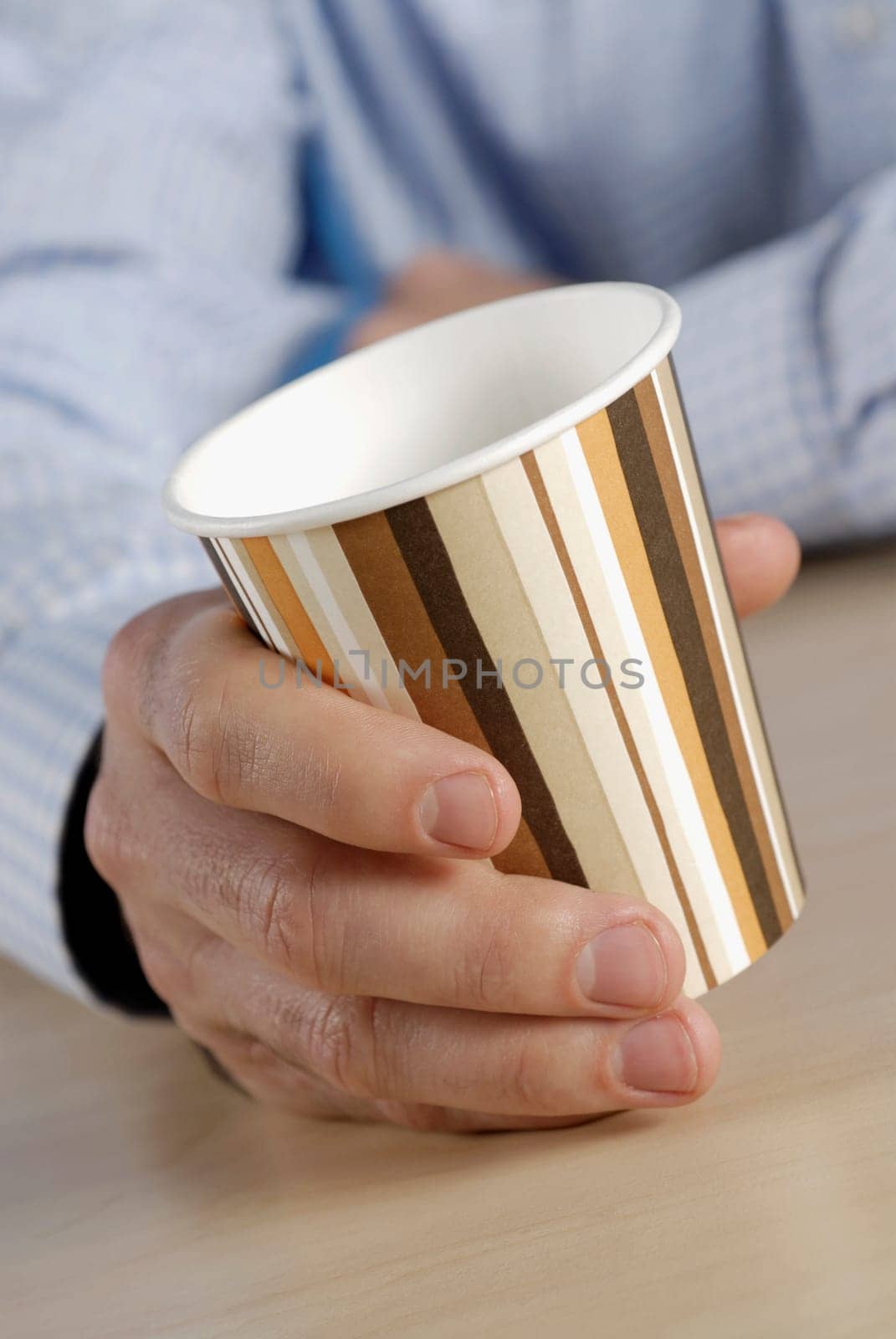 Close-up of a personŽs hand holding a disposable cup