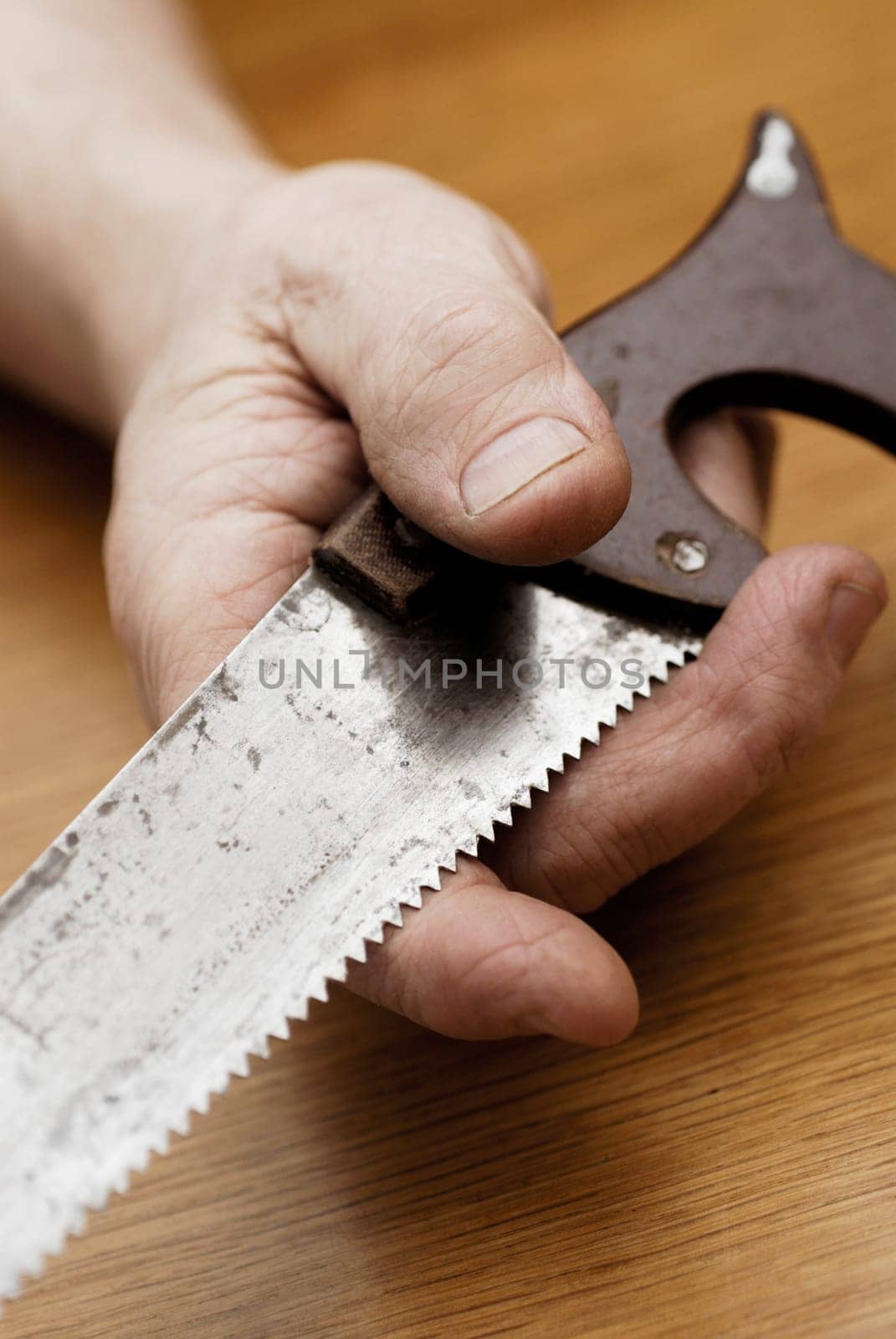 Close-up of a personŽs hand holding a saw