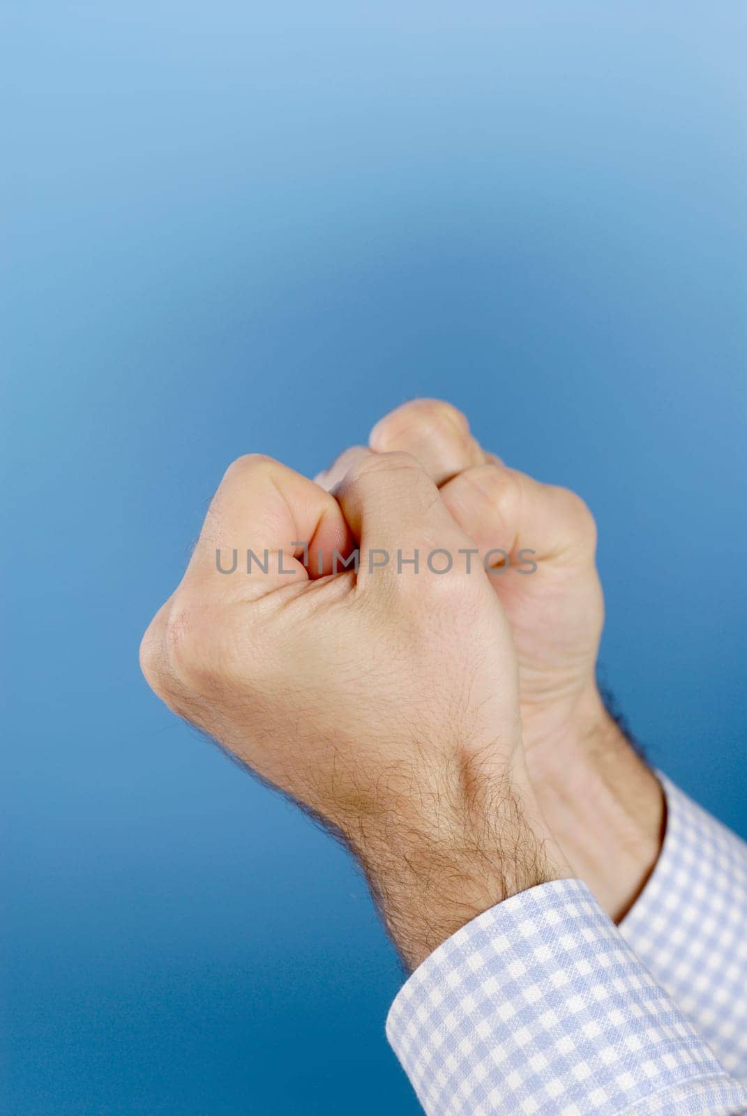 Close-up of a manŽs hands making fists