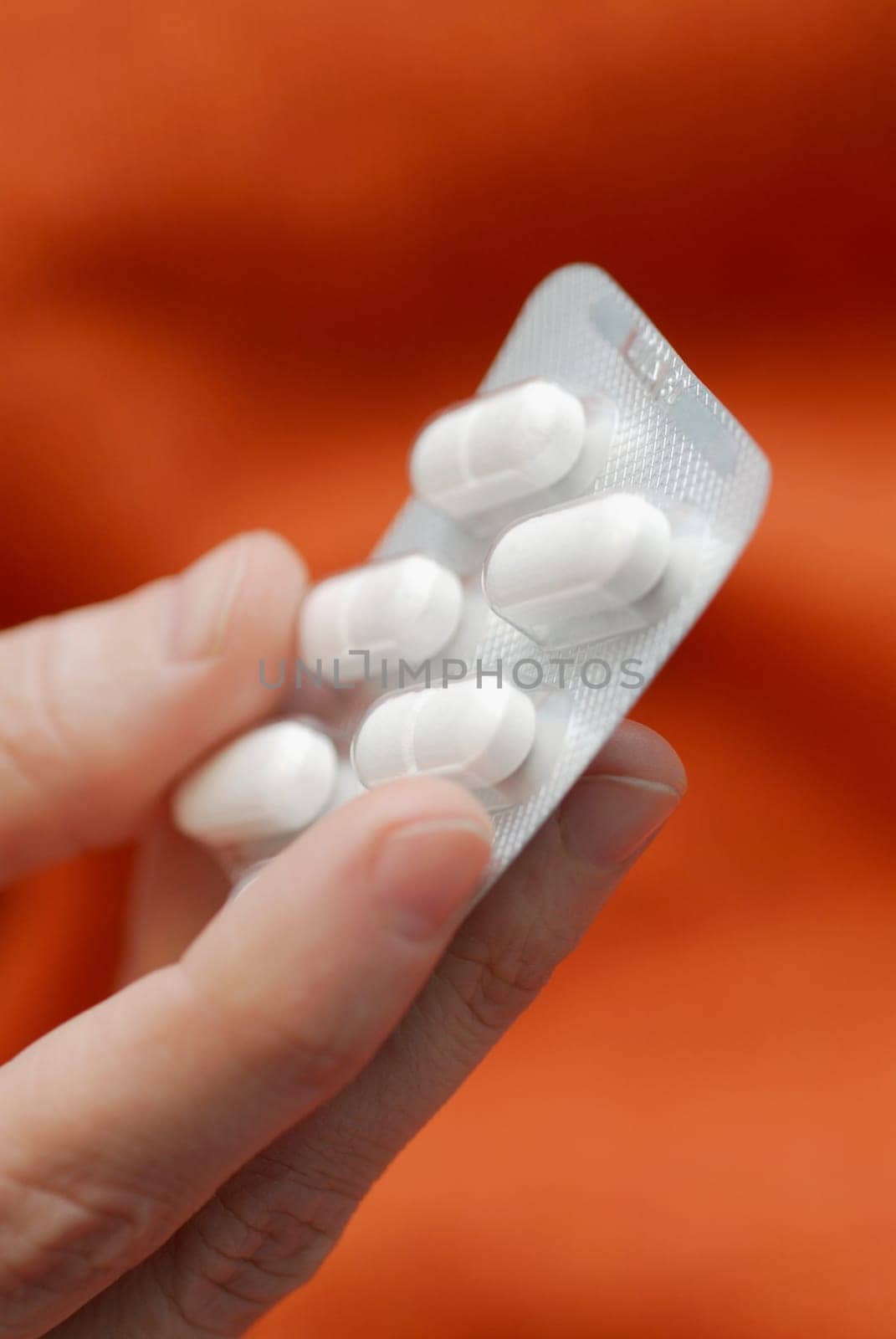 Close-up of a personŽs hand holding a blister pack
