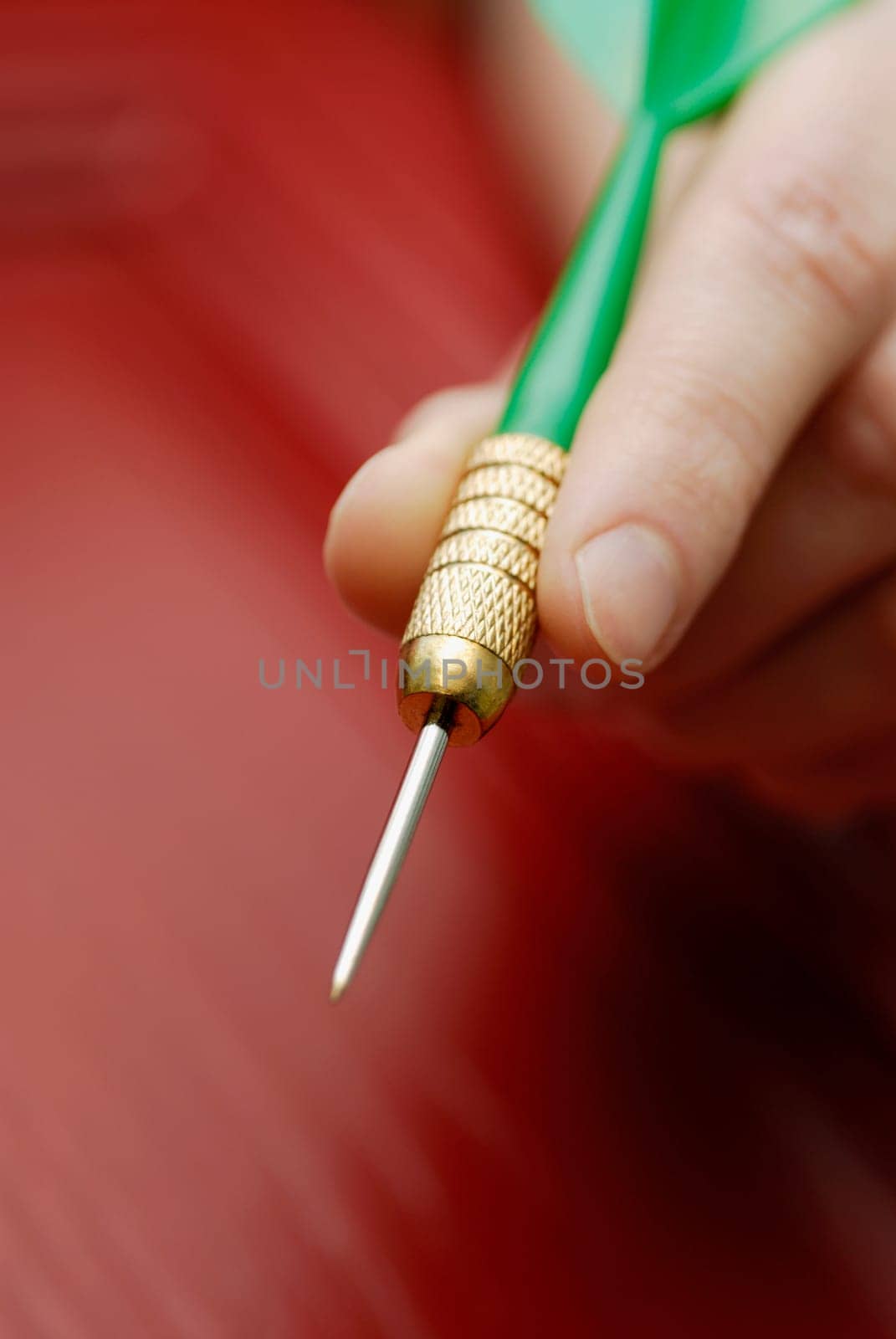 Close-up of a personŽs hand holding a dart