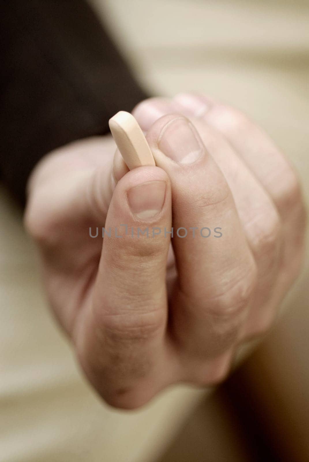 Close-up of a personŽs hand holding a pill