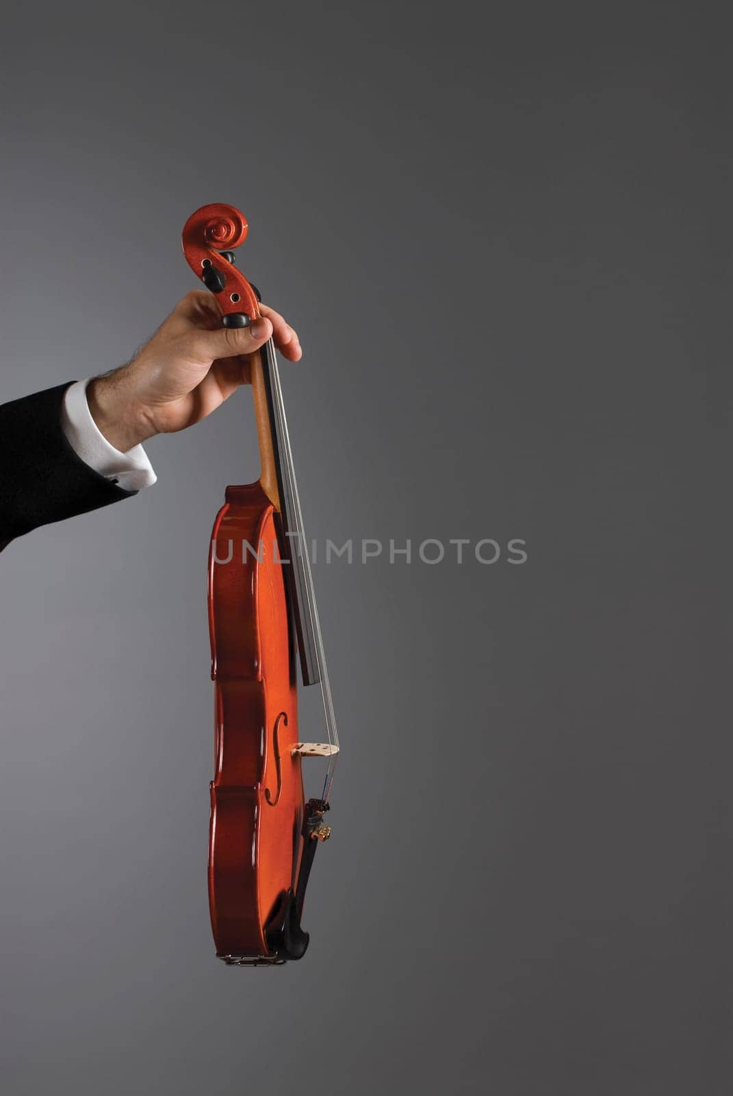 Close-up of a personŽs hand holding a violin