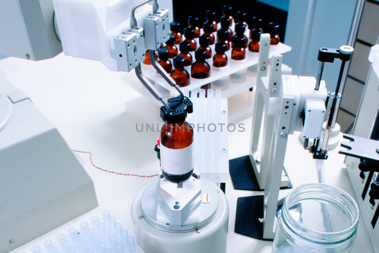 Preparation of artificial flavor samples with the help of robotic arms