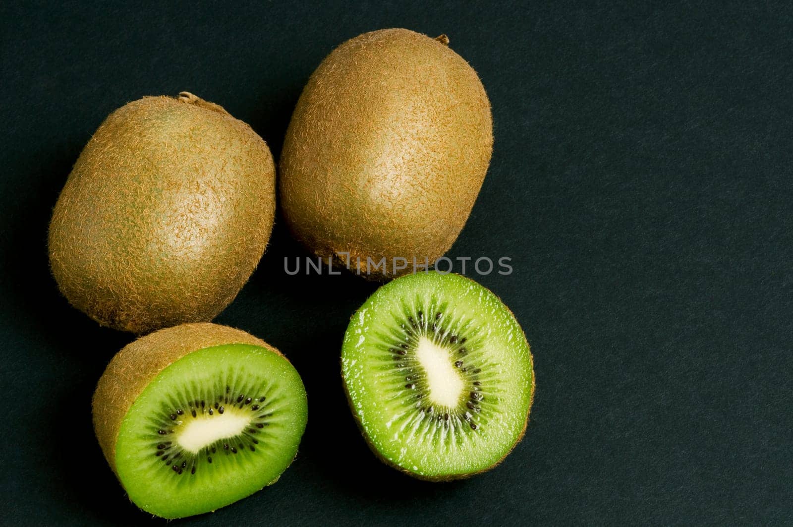 Close_up of kiwi fruits