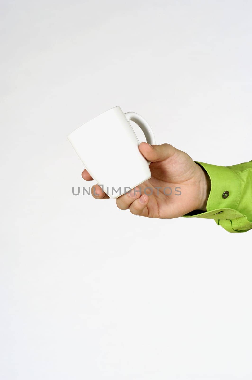 Close-up of a manŽs hand holding a mug
