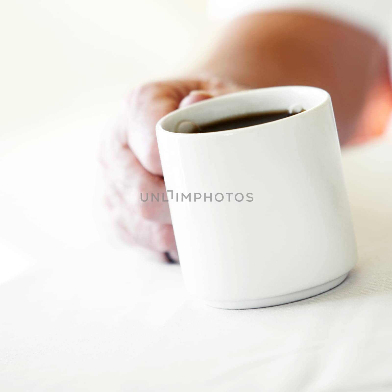 Close-up of a personŽs hand holding a cup of coffee
