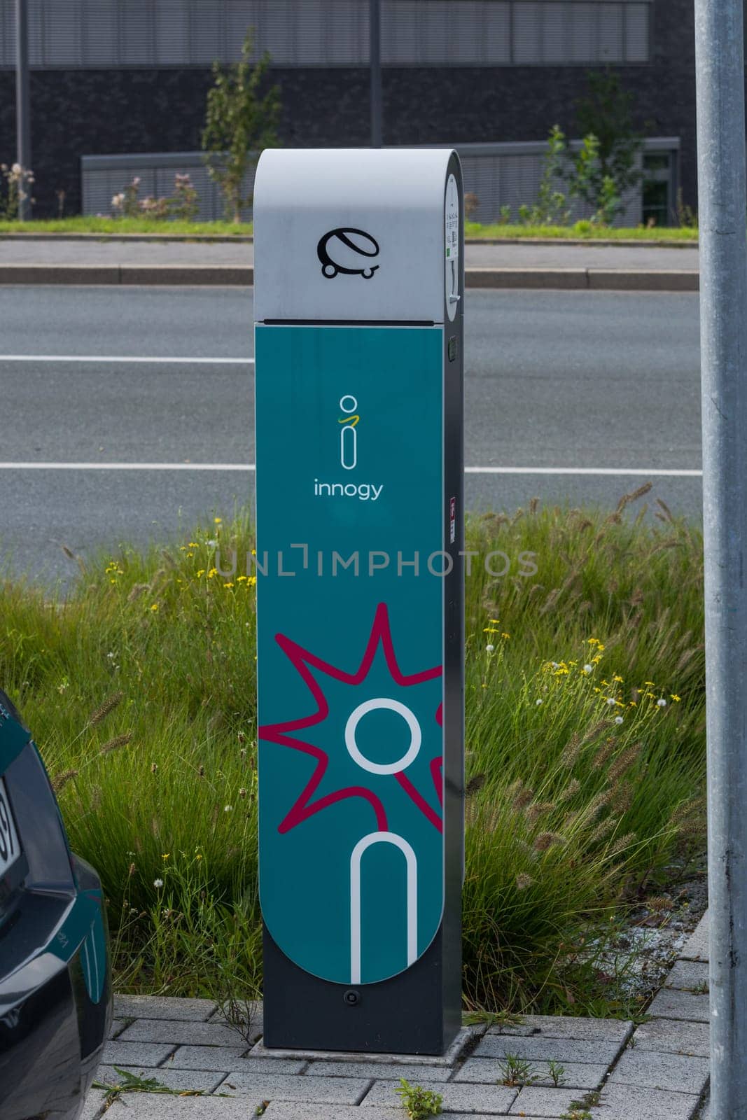 HEILIGENHAUS, NRW, GERMANY - AUGUST 24, 2017: Parkplatz in Heiligenhaus Aufladen von modernen Elektroauto auf der Straße ist die Zukunft des Automobils