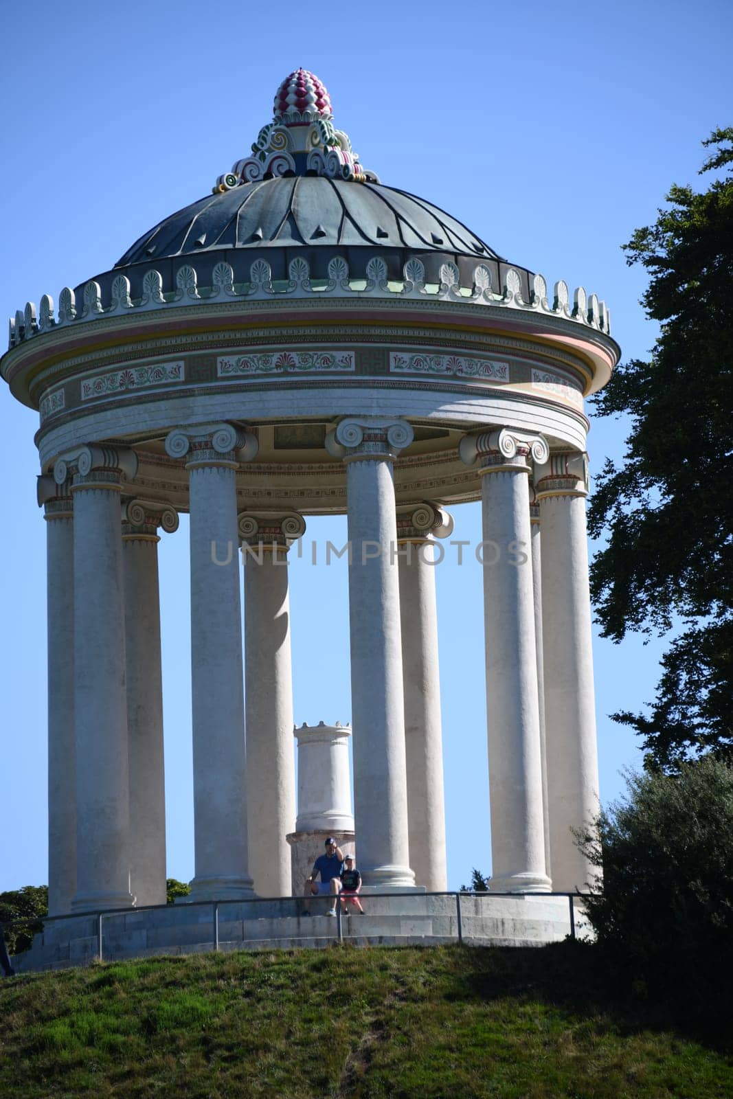 In the English Garden in Munich you can see the Monopteros on the Schönfeldwiese. The temple,round temple,columned temple and landmark of the city was built in 1836 in classicist Greek style. A beautiful vantage point over the city