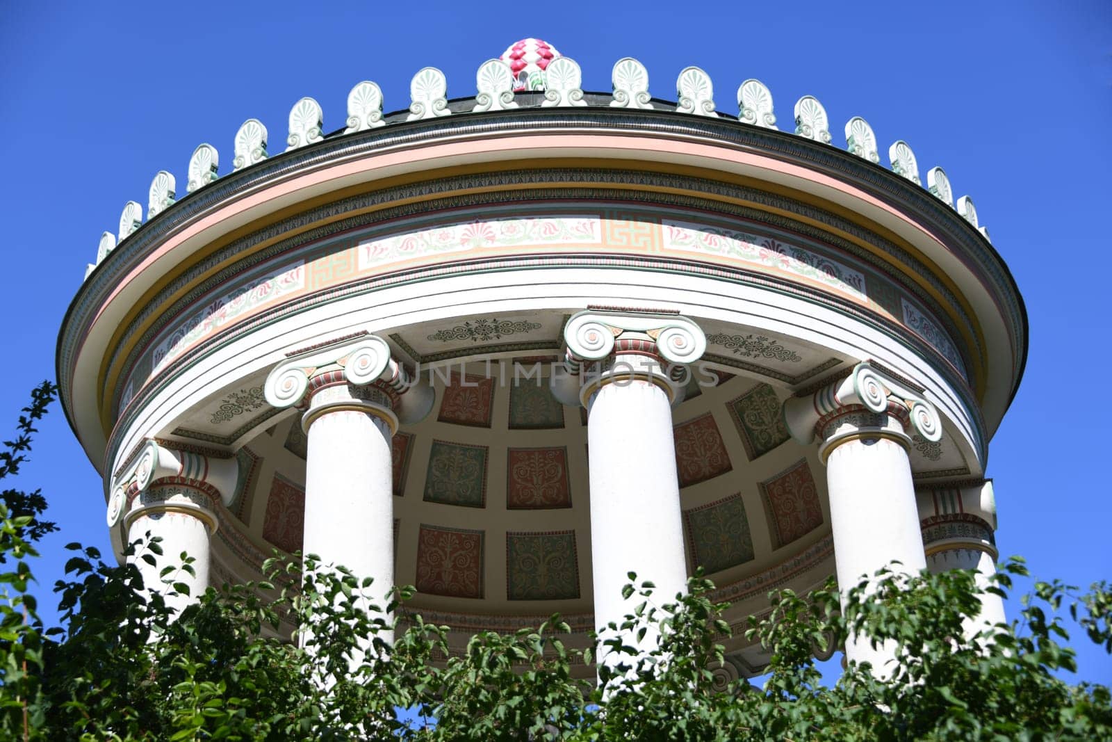 In the English Garden in Munich you can see the Monopteros on the Schönfeldwiese. The temple,round temple,columned temple and landmark of the city was built in 1836 in classicist Greek style.