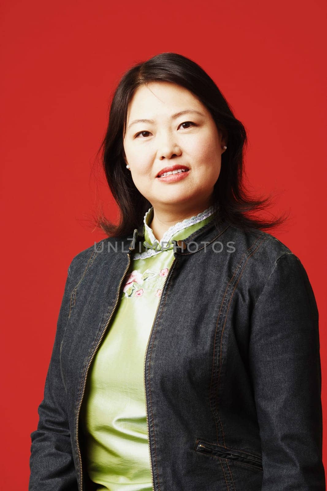 Portrait of a mid adult woman grinning