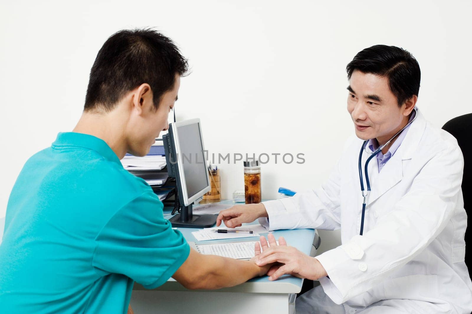 Male doctor checking a patientŽs pulse