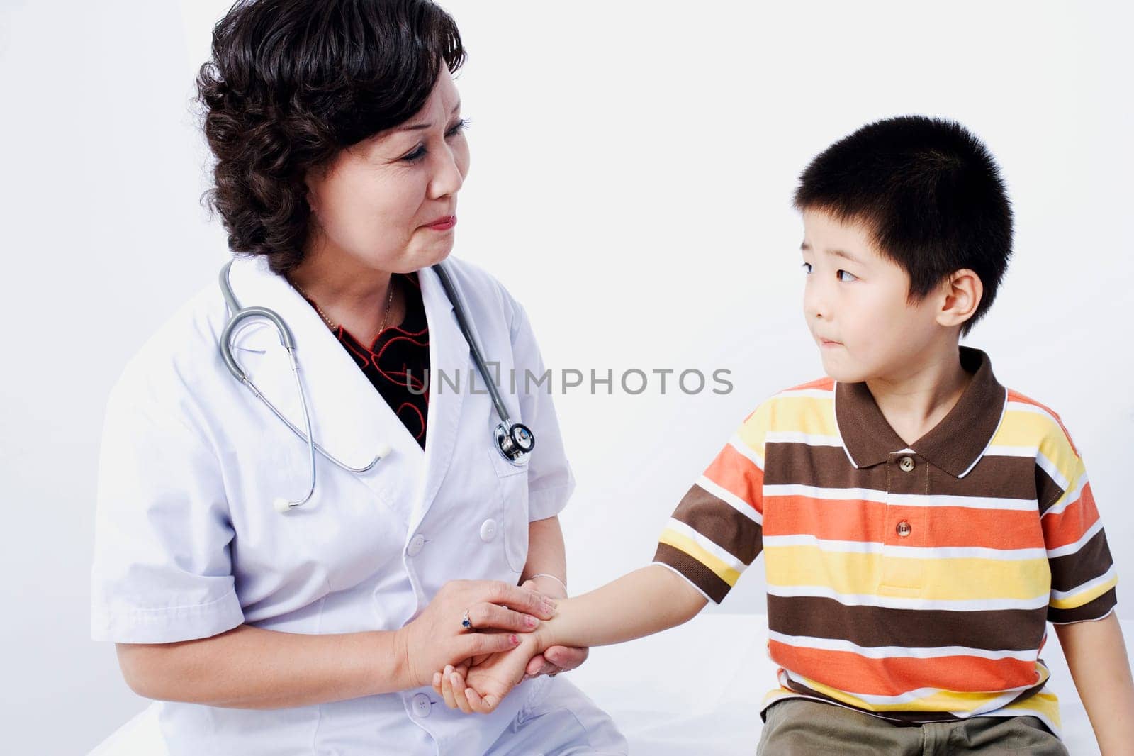 Close-up of a female doctor taking a patientŽs pulse