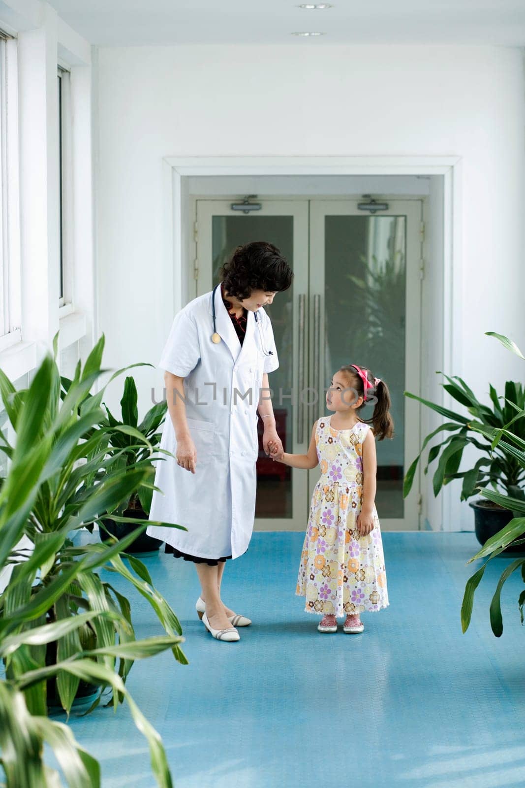 Female doctor holding a girlŽs hand