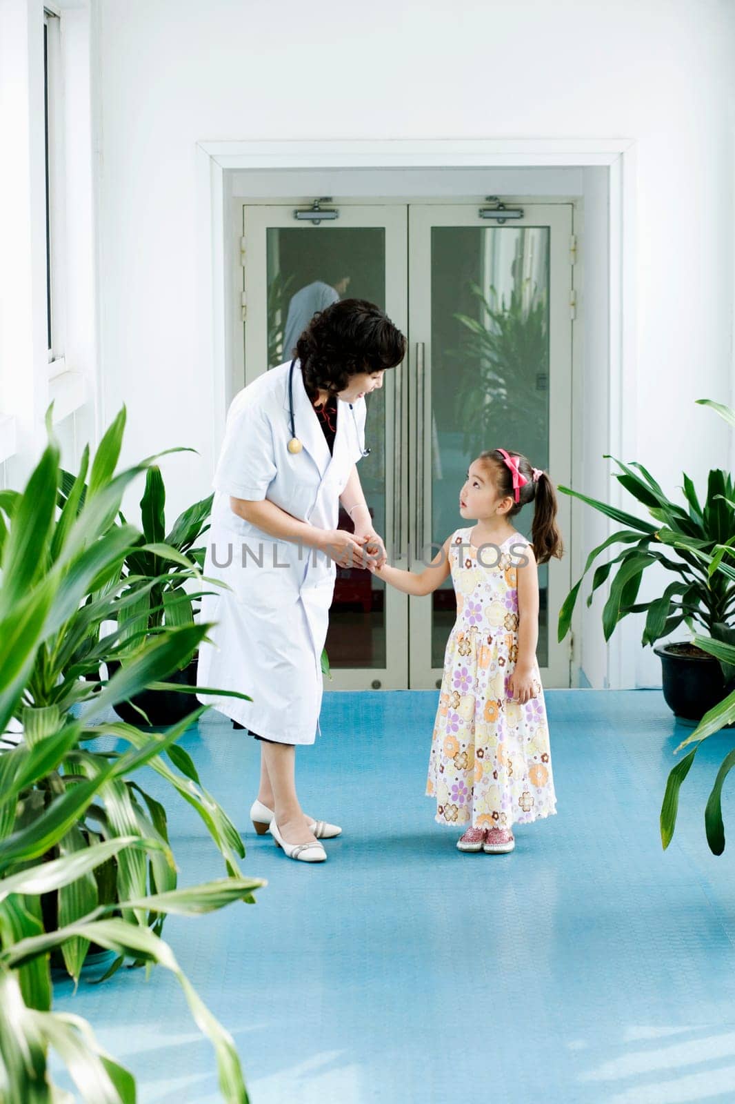 Female doctor holding a girlŽs hand