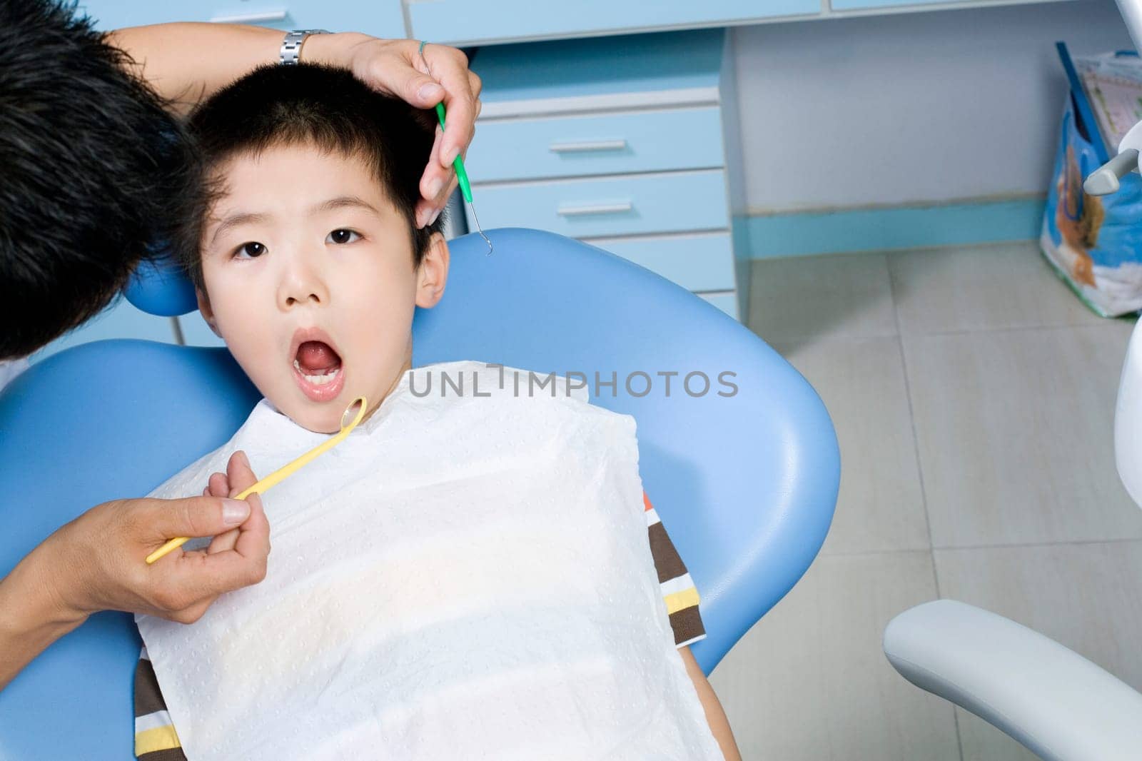 Close-up of a dentist examining a boyŽs teeth