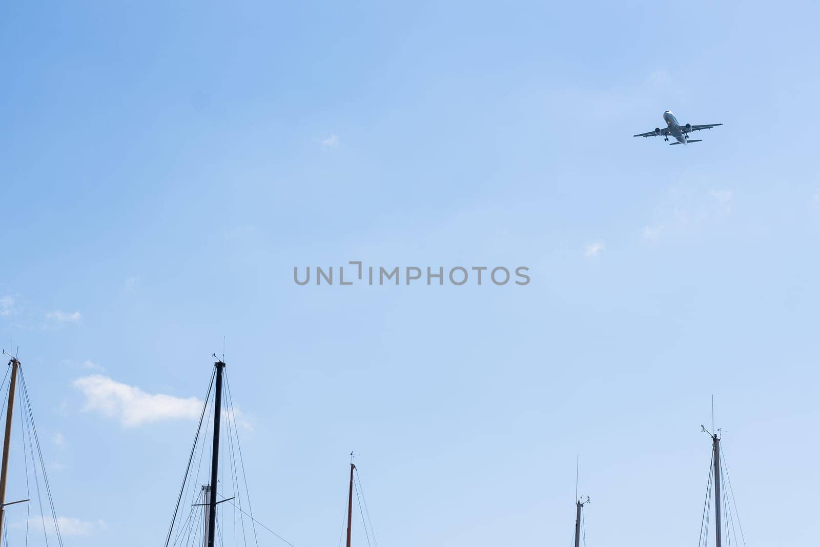 Image of Plane lands with sailing mast in the lower part