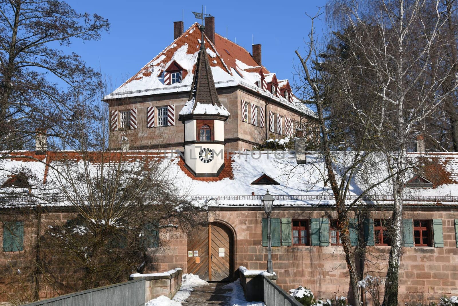 In the district of Gleißhammer stands on an island the Zeltnerschloss in Nuremberg. The Zeltnerweiher receives its inflow through the Goldbach. The castle was built in 1569.