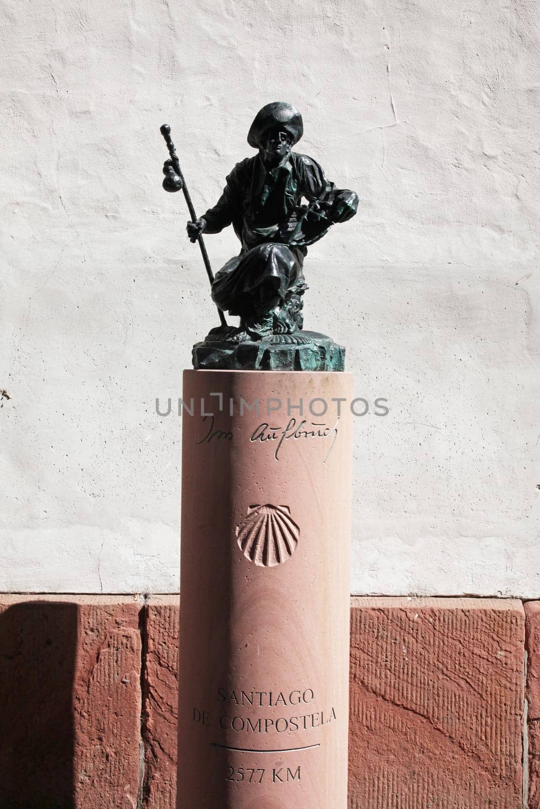 Way of St. James column, signpost, "Im Aufbruch"", German for ""en route"", road to Santiago de Compostela 2577 km, Miltenberg"