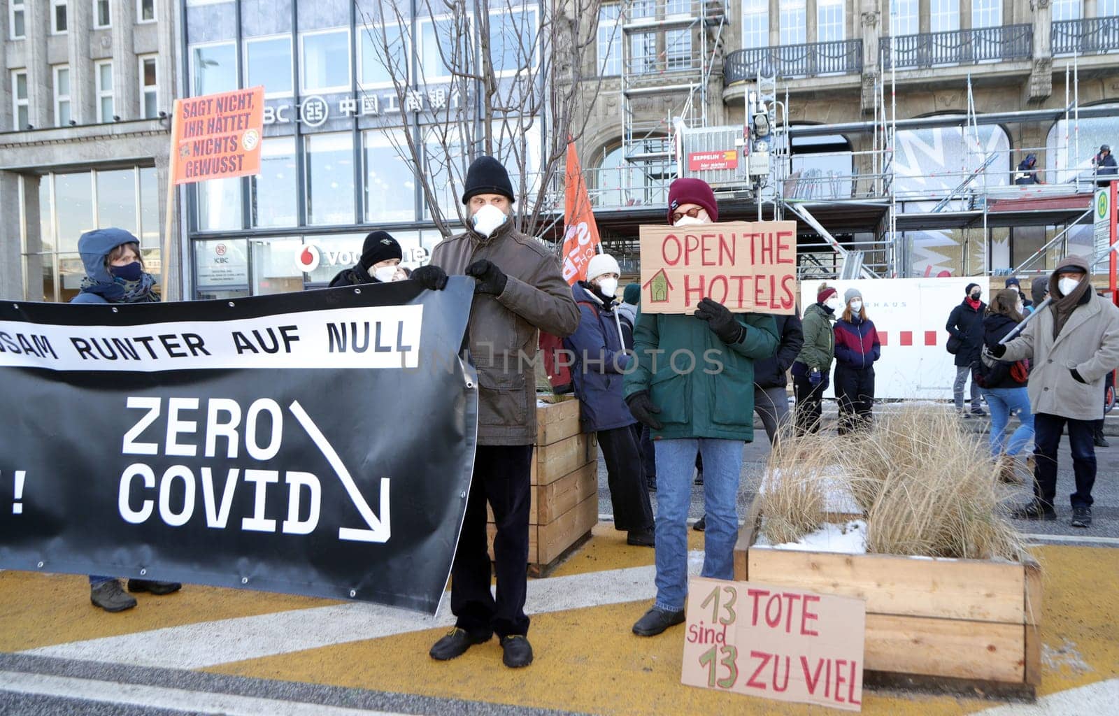 Demonstration about 200 people for the accommodation of the homeless in hotels with a minute's silence for the 13 people who died in Hamburg 13.02.2021