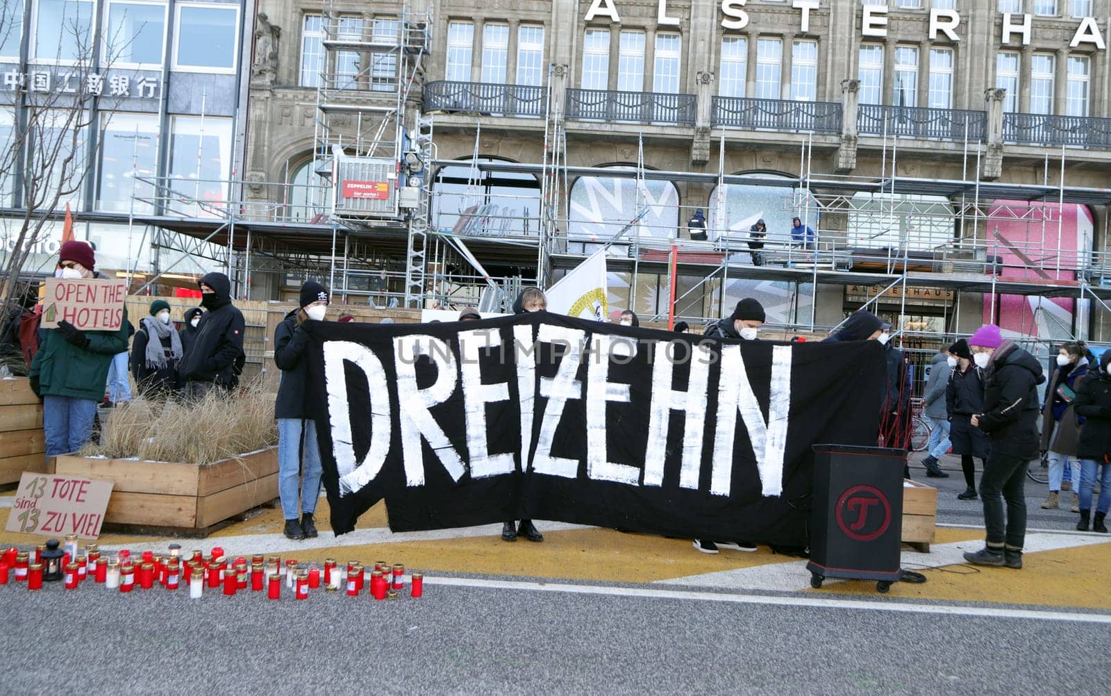 Demonstration about 200 people for the accommodation of the homeless in hotels with a minute's silence for the 13 people who died in Hamburg 13.02.2021