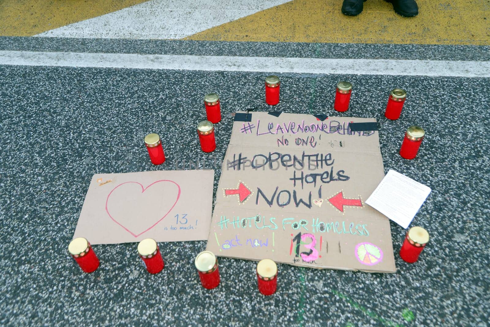 Demonstration about 200 people for the accommodation of the homeless in hotels with a minute's silence for the 13 people who died in Hamburg 13.02.2021