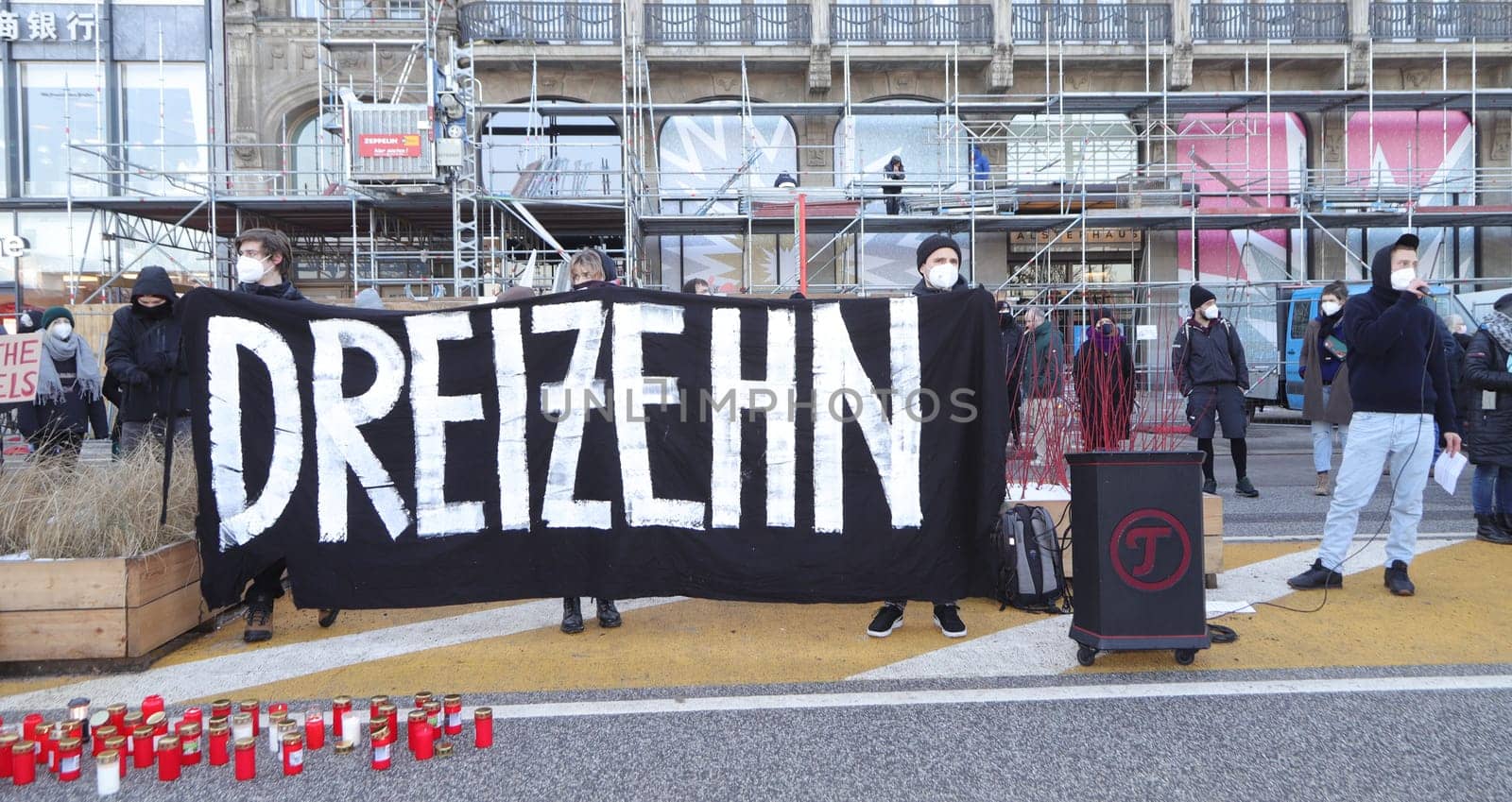 Demonstration about 200 people for the accommodation of the homeless in hotels with a minute's silence for the 13 people who died in Hamburg 13.02.2021