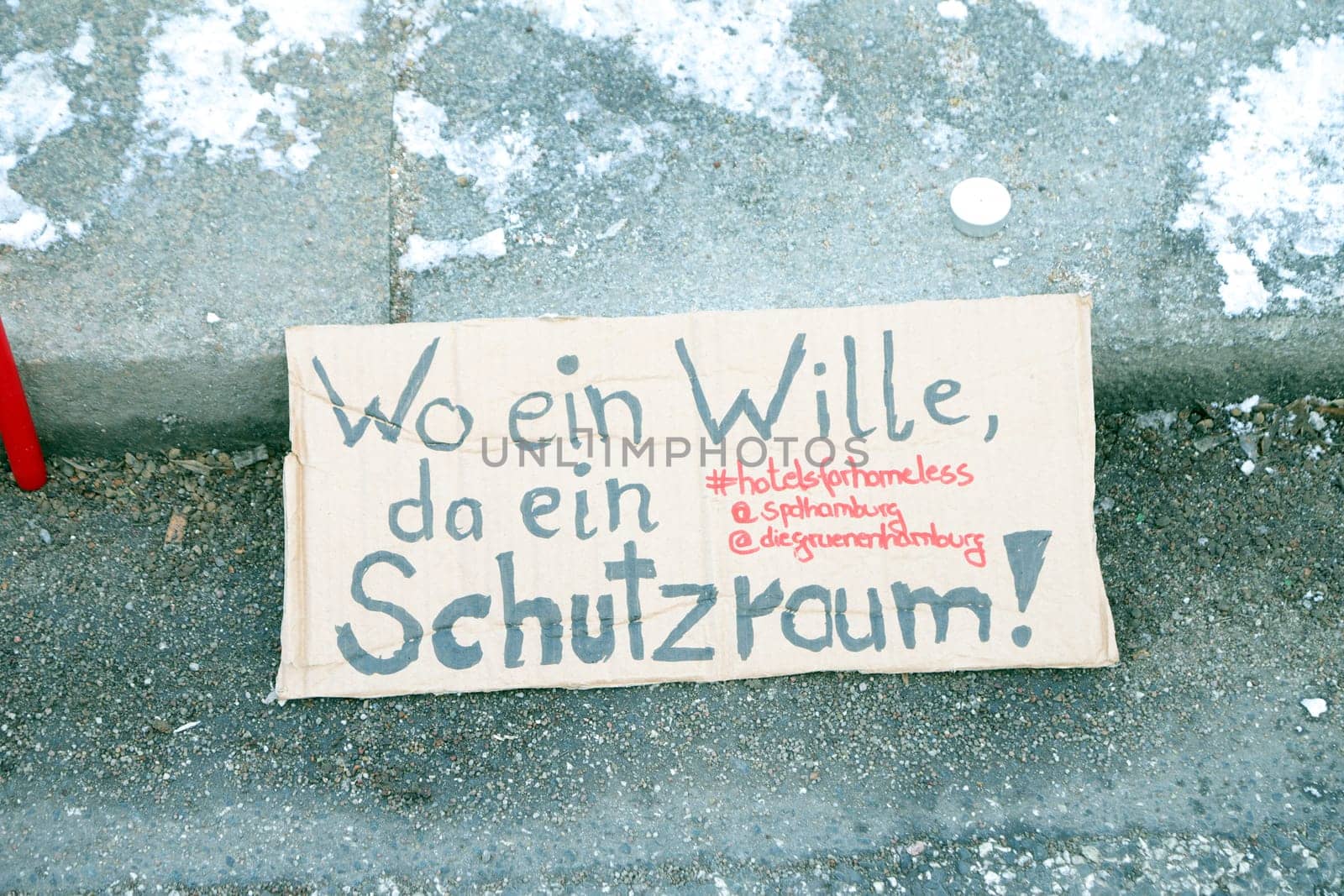Demonstration about 200 people for the accommodation of the homeless in hotels with a minute's silence for the 13 people who died in Hamburg 13.02.2021