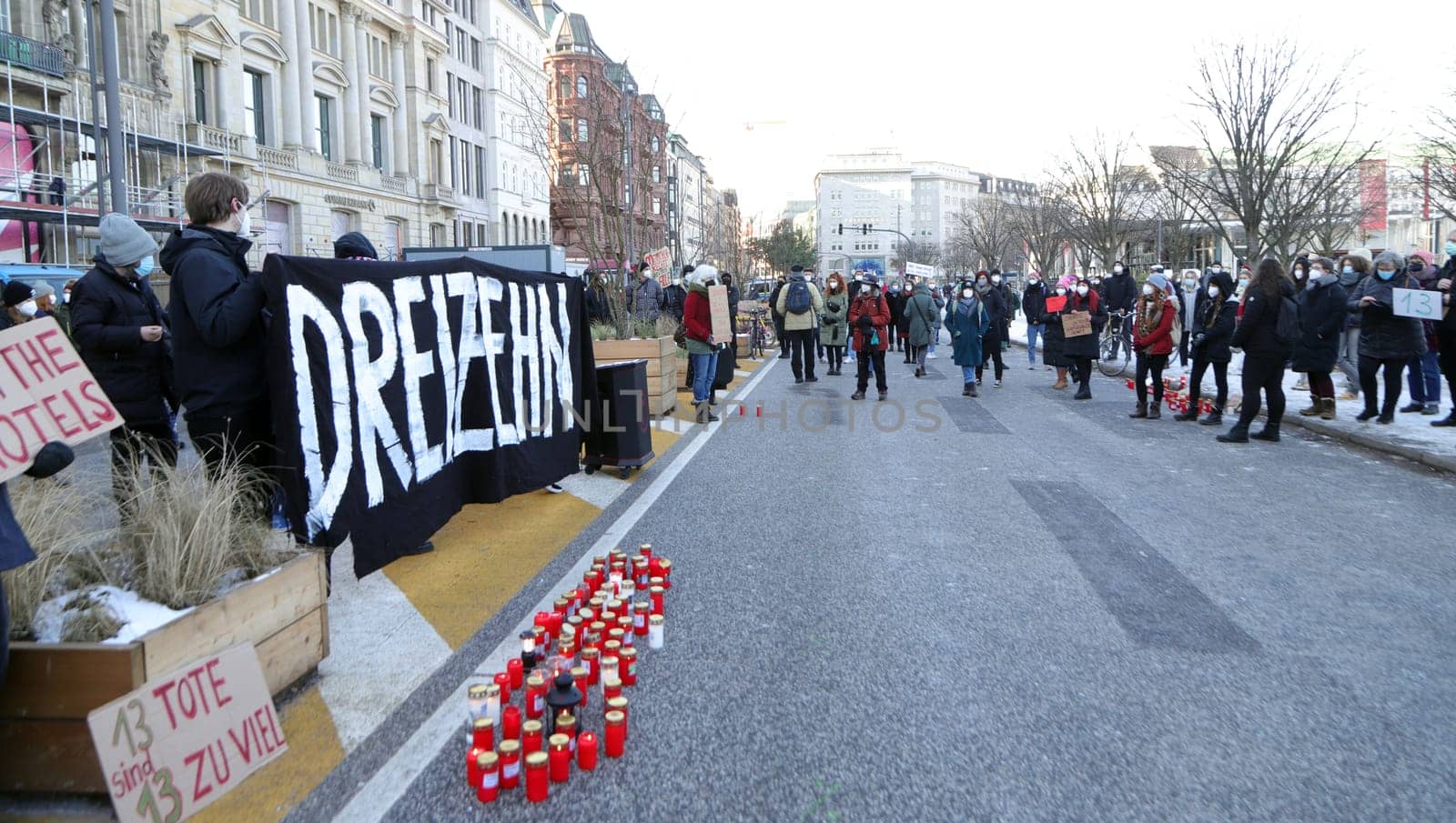 Demonstration about 200 people for the accommodation of the homeless in hotels with a minute's silence for the 13 people who died in Hamburg 13.02.2021