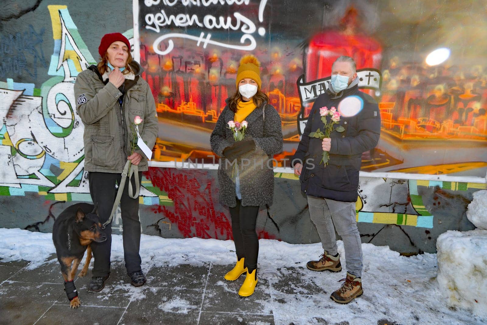 Lydia Lefeldt,  Mahnwache fuer den Kiez ,Janine Marscha , (WorldMission Rethink )  Oliver Pause (SOS Reeperbahn ).WorldMission Rethink  Distribution of 111 roses .for Valentine's Day at the vigil for the Kiez at Spielbudenplatz Hamburg , 14.02.2021