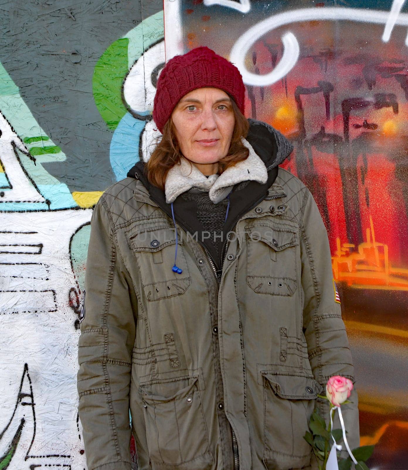 Lydia Lefeldt ( Mahnwache  Orga ).WorldMission Rethink  Distribution of 111 roses .for Valentine's Day at the vigil for the Kiez at Spielbudenplatz Hamburg , 14.02.2021