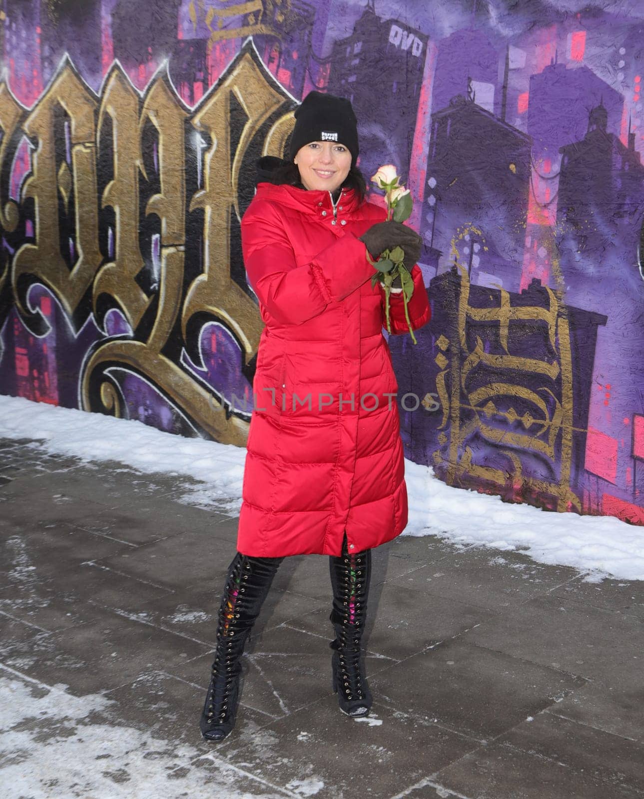 Artist  Claudia Tejeda, .WorldMission Rethink  Distribution of 111 roses .for Valentine's Day at the vigil for the Kiez at Spielbudenplatz Hamburg , 14.02.2021