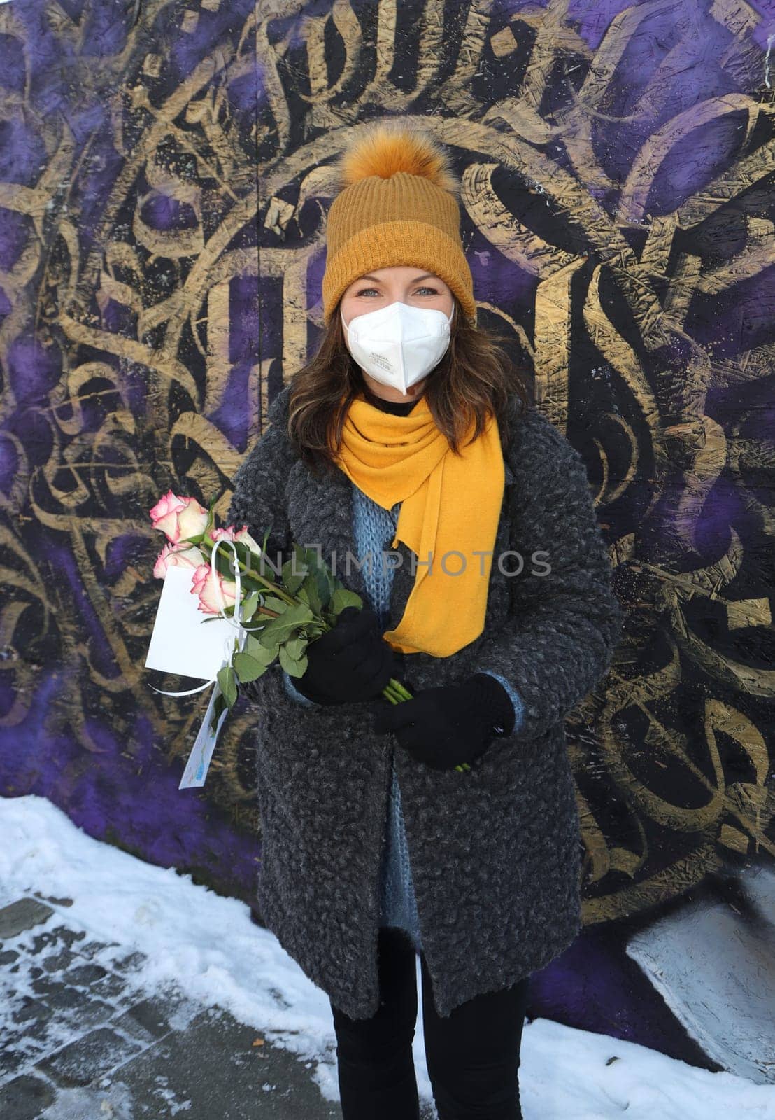Janine Marscha , .WorldMission Rethink  Distribution of 111 roses .for Valentine's Day at the vigil for the Kiez at Spielbudenplatz Hamburg , 14.02.2021