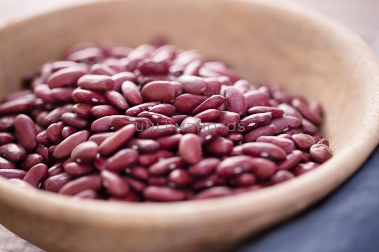 Dried kideny beans in wooden bowl.