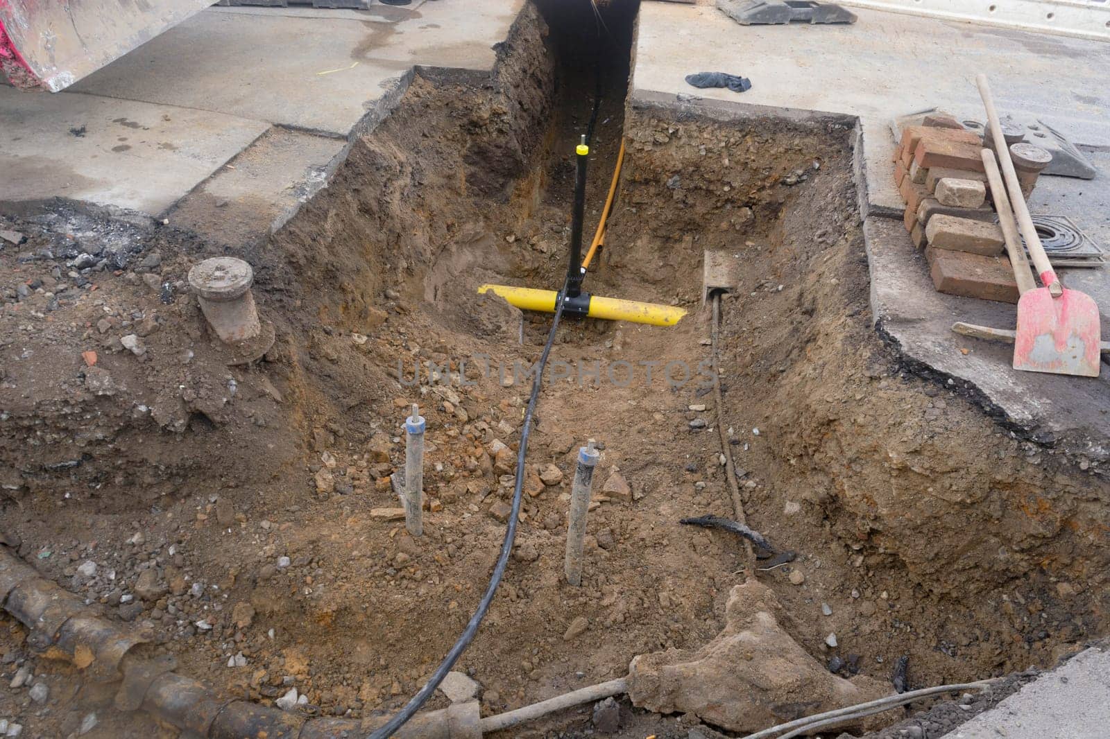 Supply lines in the ditch for the energy supply of a multiple dwelling