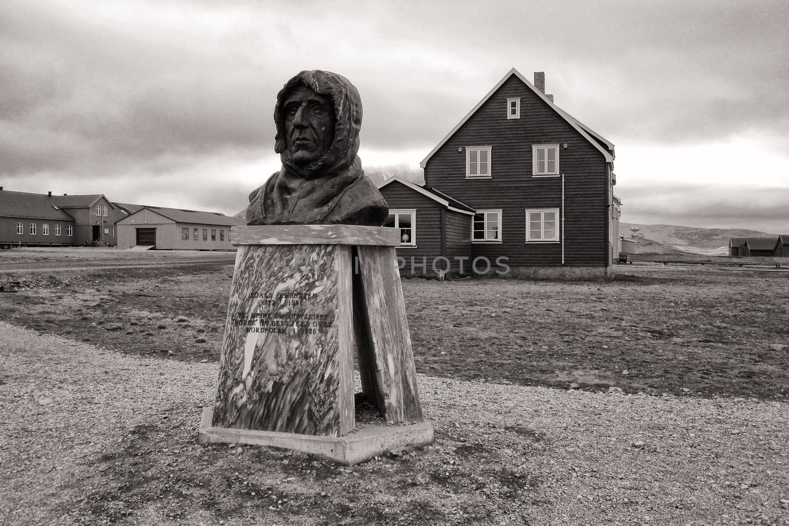 Ammundsen memorial, Ny-Ålesund, Spitsbergen / Svalbard