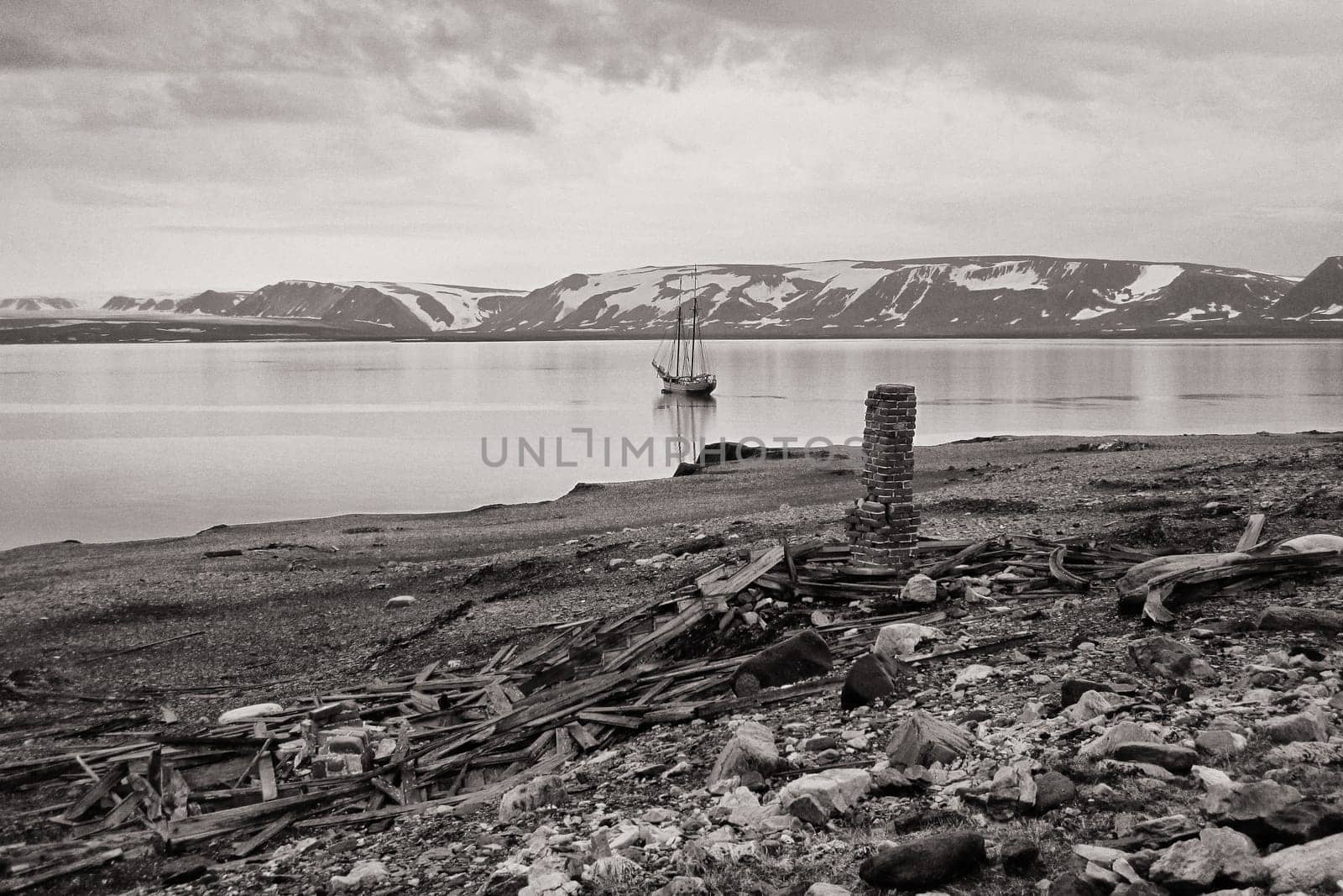 Sailing yacht in the Sorgfjord, Spitsbergen. You can see the remains of the wintering quarters of the Swedish degree measurement expedition from 1899-1902 on Crozierpynten