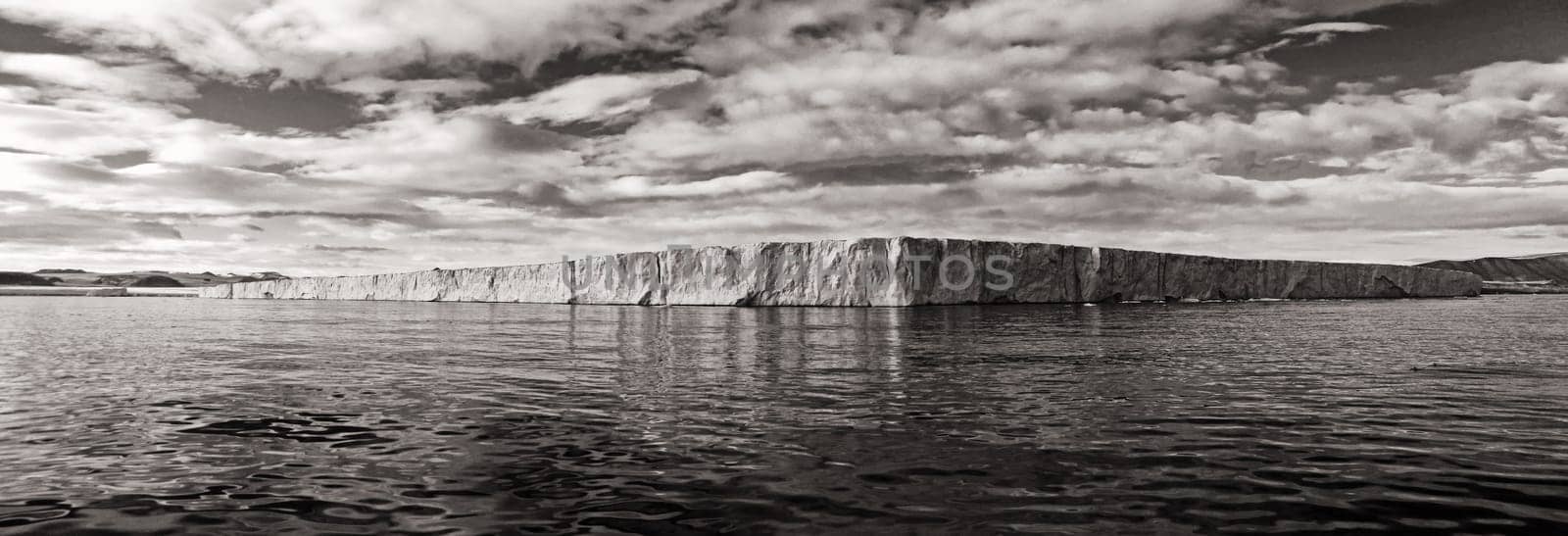 20km long glacier edge of the Negribreen, Spitsbergen coast