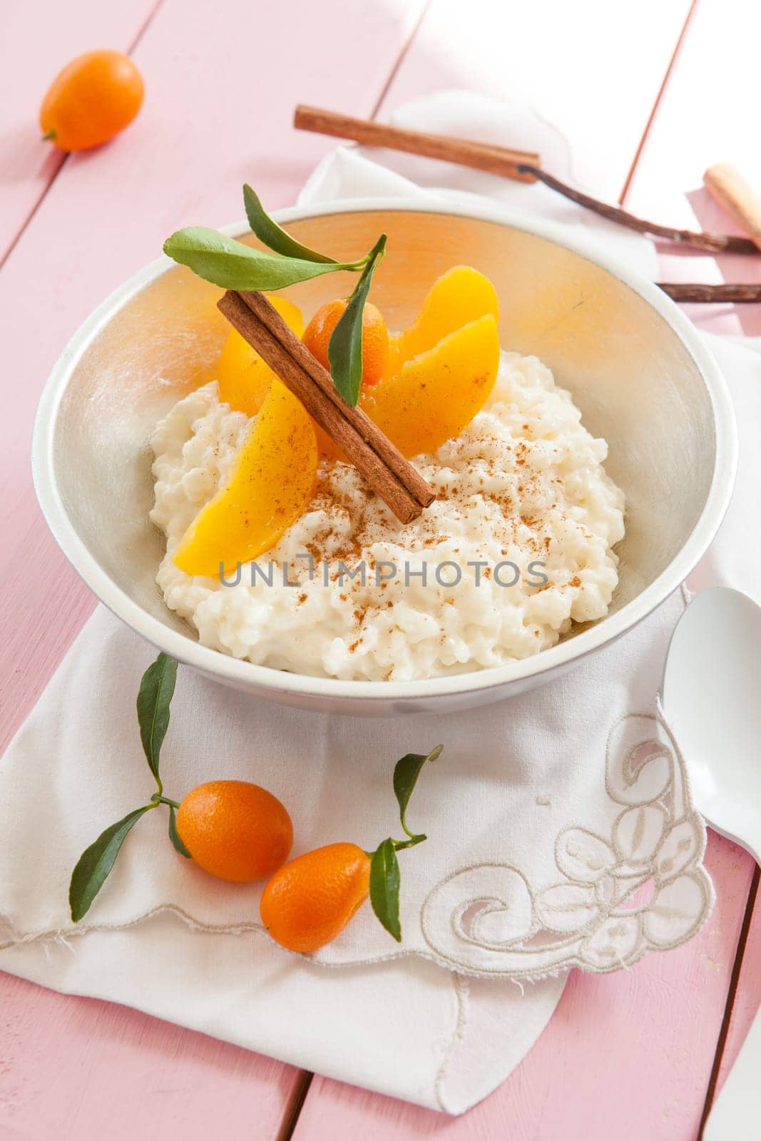 Schuessel with milk rice with peaches and cinnamon
