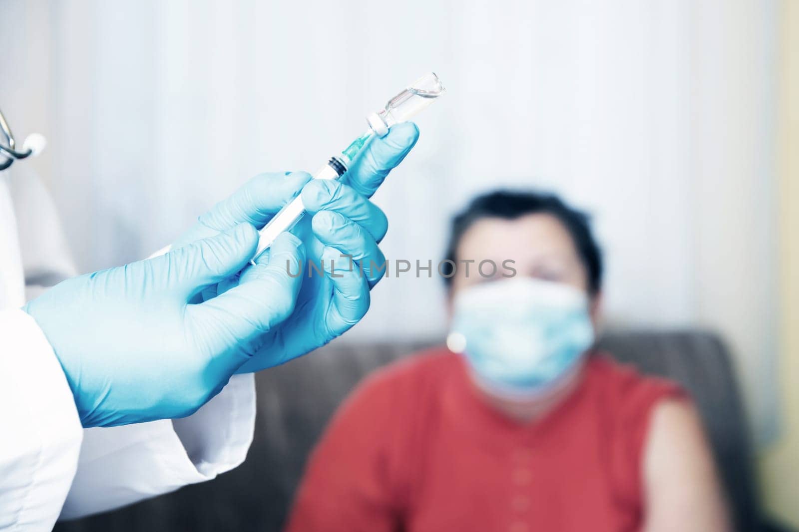 Elderly patient, being in risk group, receiving Covid-19 vaccine at home.