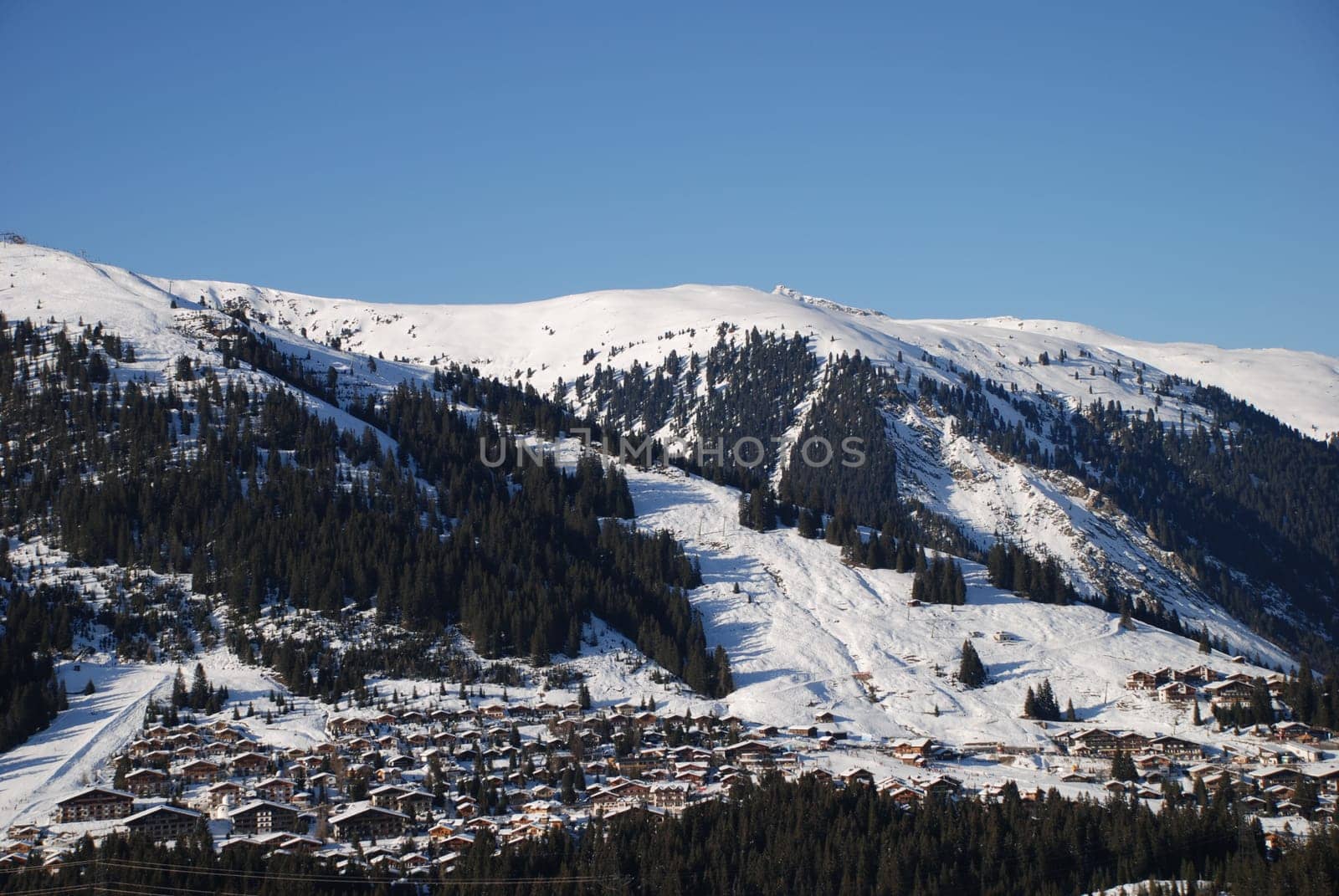 The mountain village Königsleiten is located in Austria in the province of Salzburg on the Gerloßpass in the Zillertal Alps and is part of a large ski area